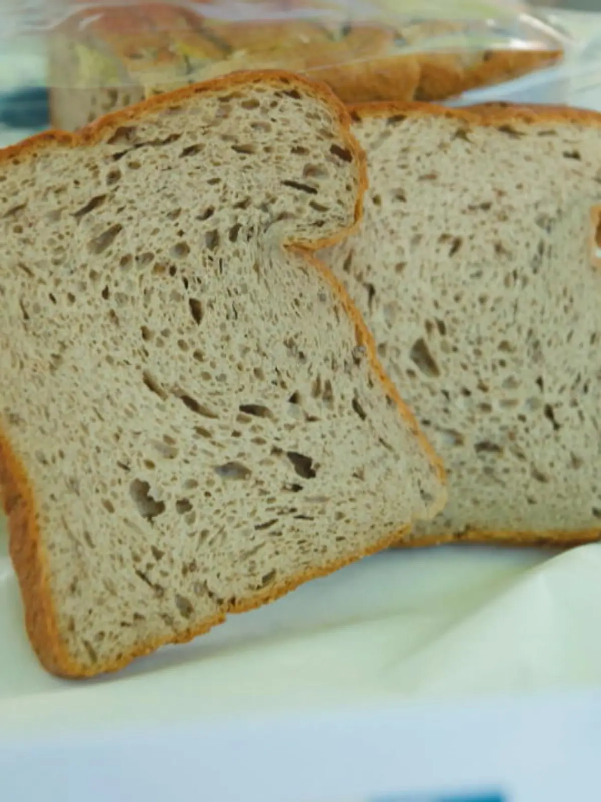 Seit mittlerweile sechs Jahren tüfteln Matthias Steiner (37) und seine Frau Inge (50) an ihrem Traum vom eigenen Brot. Diverse Brotkreation hatten die beiden schon ausprobiert. Alle hatten sie eine Gemeinsamkeit: Sie waren LowCarb und damit sehr gesund. Jetzt bringt das Ehepaar sein erstes Eiweißbrot auf den Markt. Ab heute gibt es in einer vorerst einmaligen Aktion das Steiner-Brot bei Aldi Süd. Wie es in unserem Test abgeschnitten hat, sehen Sie im Video.