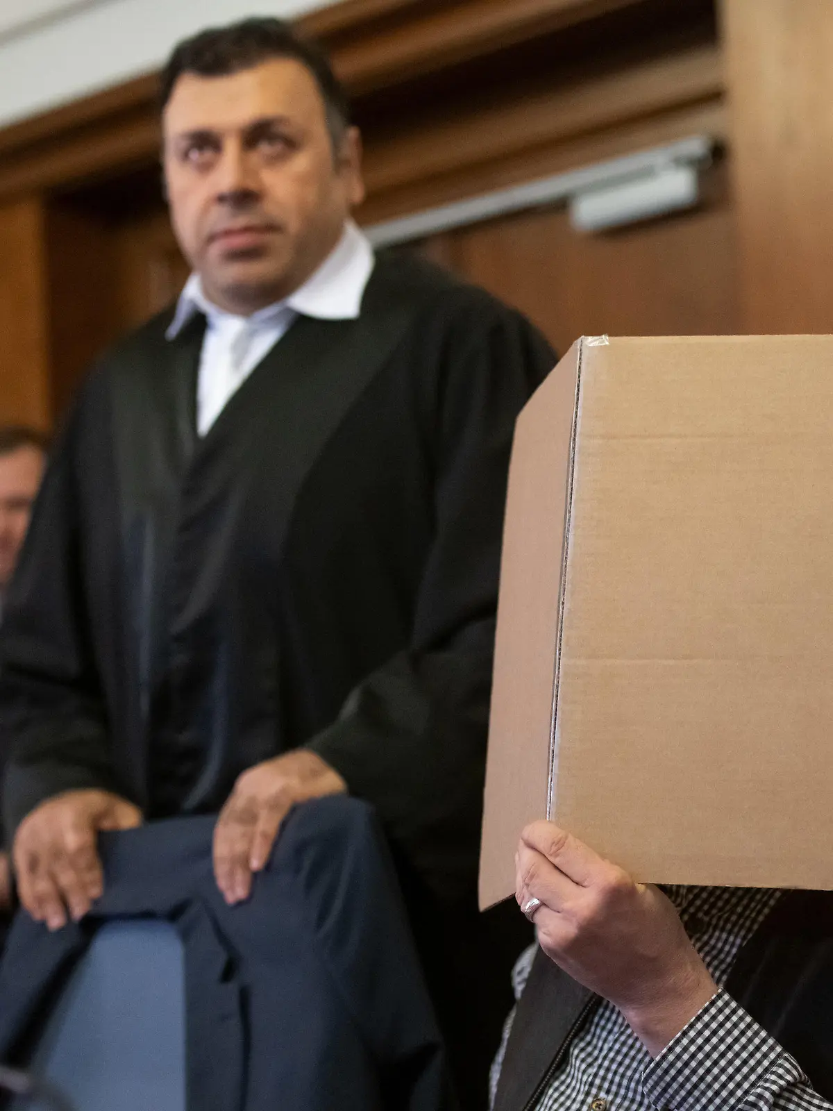 17.12.2018, Nordrhein-Westfalen, Dortmund: Der Angeklagte sitzt neben seinem Anwalt Gencer im Landgericht auf der Anklagebank. Der Mann soll am 14. Oktober 1993 in Dortmund eine 16-jährige Schülerin ermordet haben. Die Festnahme des Beschuldigten erfolgte nach einem DNA-Treffer im Juni 2018. Foto: Bernd Thissen/dpa +++ dpa-Bildfunk +++