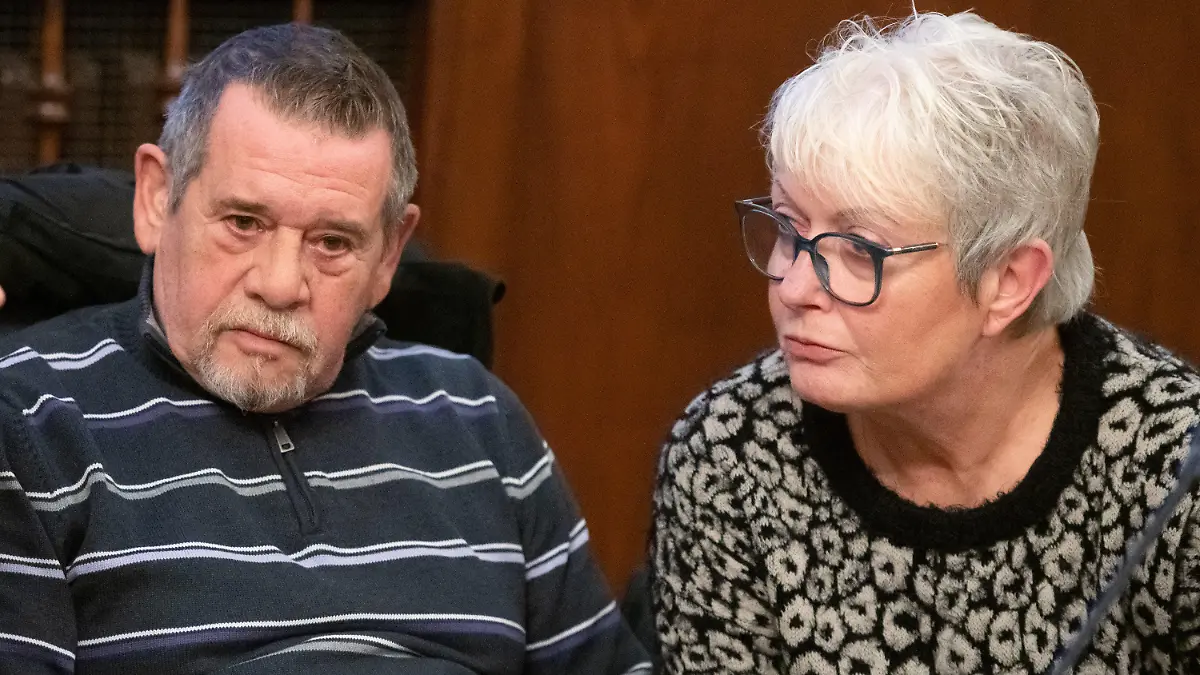 17.12.2018, Nordrhein-Westfalen, Dortmund: Die Eltern der ermordeten Schülerin warten als Nebenkläger im Landgericht auf den Beginn des Prozesses gegen den mutmaßlichen Mörder ihrer Tochter. Der Mann soll am 14. Oktober 1993 in Dortmund die 16-jährige Schülerin ermordet haben. Die Festnahme des Beschuldigten erfolgte nach einem DNA-Treffer im Juni 2018. Foto: Bernd Thissen/dpa +++ dpa-Bildfunk +++