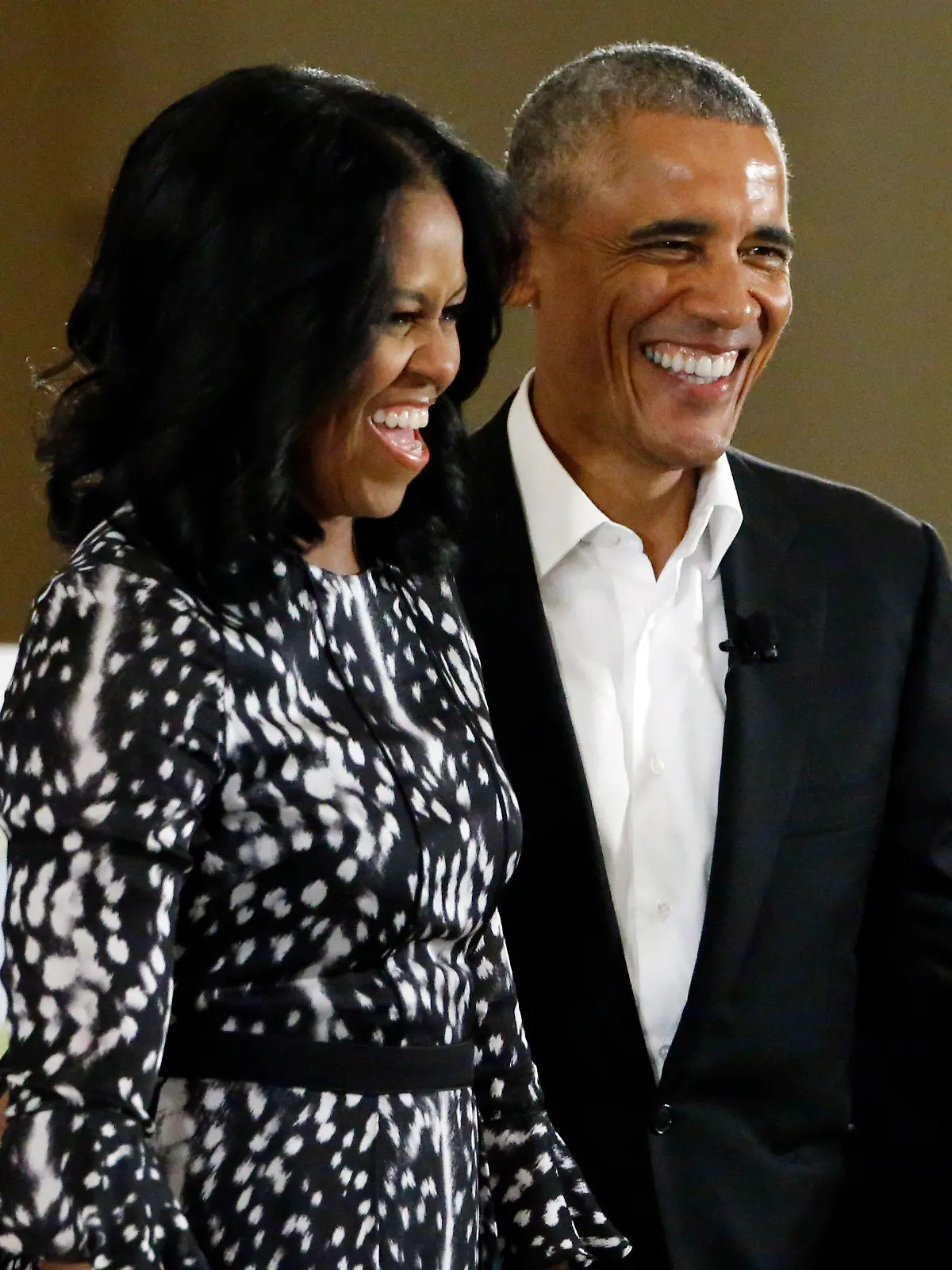 Der ehemalige US-Präsident Barack Obama und seine Frau Michelle Obama lächeln am 05.03.2017 bei ihrer Ankunft zu einer Veranstaltung in Chicago, USA, über das geplante "Barack Obama Presidential Center". Es ging um das geplante Zentrum aus Bibliothek, Sammlung und Archiv der Barack Obama Stiftung, das in Chicago entstehen soll, Foto: Nam Y. Huh/AP/dpa +++(c) dpa - Bildfunk+++