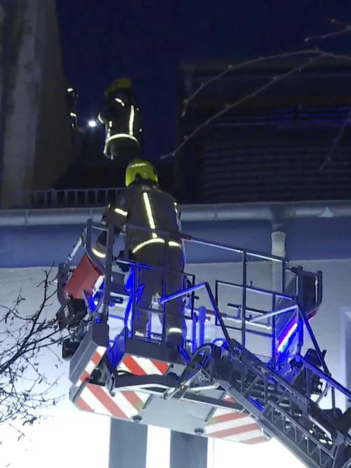 Laute Hilferufe aus einem Haus in der Maxstraße in Berlin-Wedding: Sie kommen von einem Mann, der mindestens fünf Meter tief in einen Schornstein gestürzt war. Mit schwerem Gerät und speziellen Rettungsteams gelang es der Feuerwehr, den schwer verletzten Mann zu retten. Durch ein großes Loch in der Wand konnte er schließlich befreit werden.