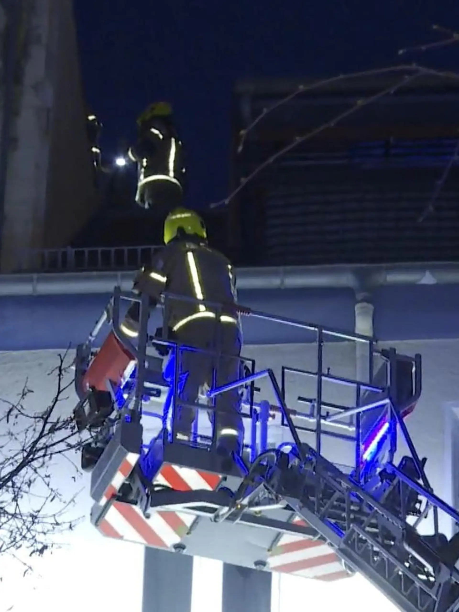Laute Hilferufe aus einem Haus in der Maxstraße in Berlin-Wedding: Sie kommen von einem Mann, der mindestens fünf Meter tief in einen Schornstein gestürzt war. Mit schwerem Gerät und speziellen Rettungsteams gelang es der Feuerwehr, den schwer verletzten Mann zu retten. Durch ein großes Loch in der Wand konnte er schließlich befreit werden.