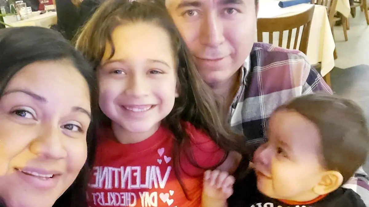 Aurora Chacun Esparza und Juan Duran Guiterrez mit ihren beiden Töchtern.