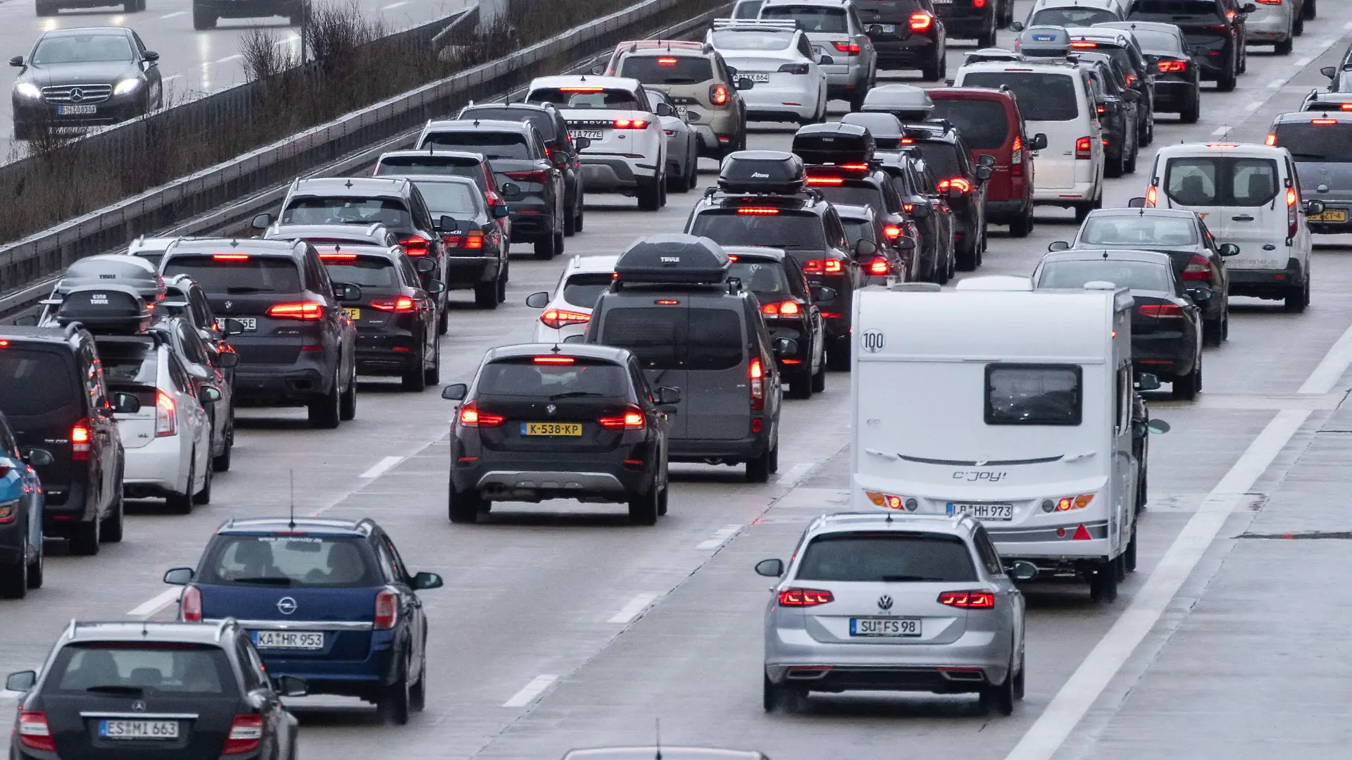 ARCHIV - 23.12.2022, Baden-Württemberg, Gruibingen: Autos stehen auf der Autobahn 8 in Fahrtrichtung München im Stau. (zu dpa «ADAC: Staus 2022 unter Vor-Corona-Niveau») Foto: Marijan Murat/dpa +++ dpa-Bildfunk +++