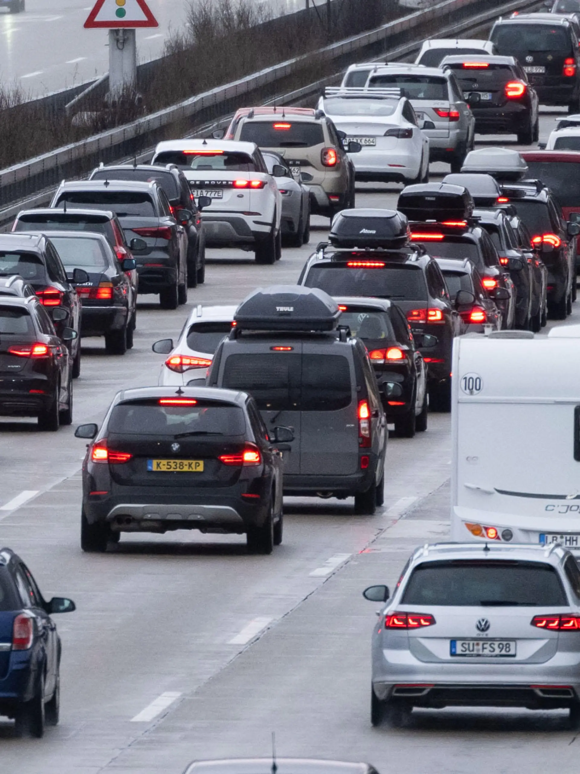 ARCHIV - 23.12.2022, Baden-Württemberg, Gruibingen: Autos stehen auf der Autobahn 8 in Fahrtrichtung München im Stau. (zu dpa «ADAC: Staus 2022 unter Vor-Corona-Niveau») Foto: Marijan Murat/dpa +++ dpa-Bildfunk +++
