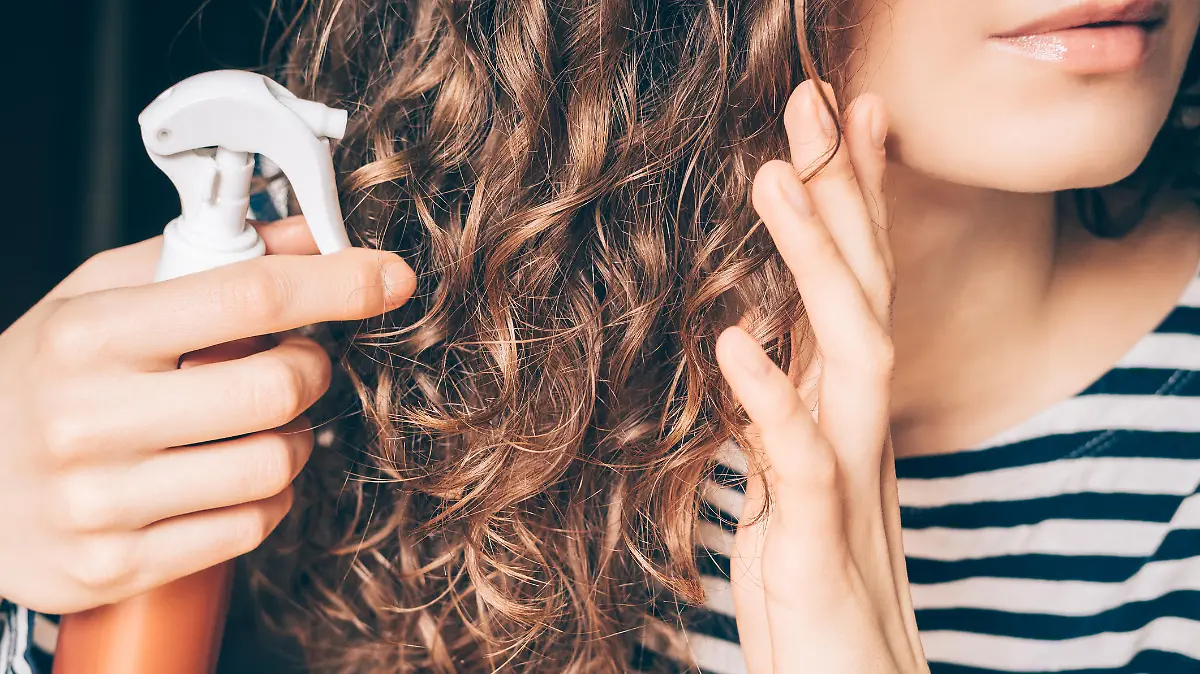 Frau mit Locken