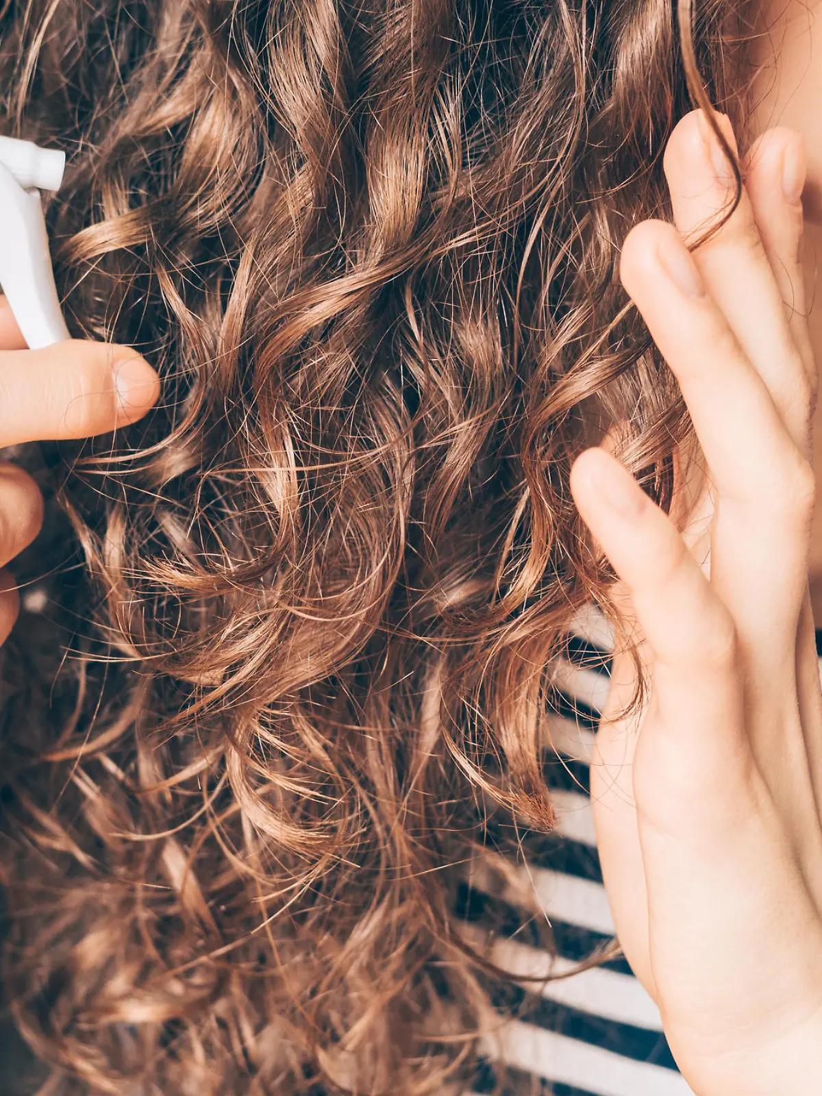 Frau mit Locken
