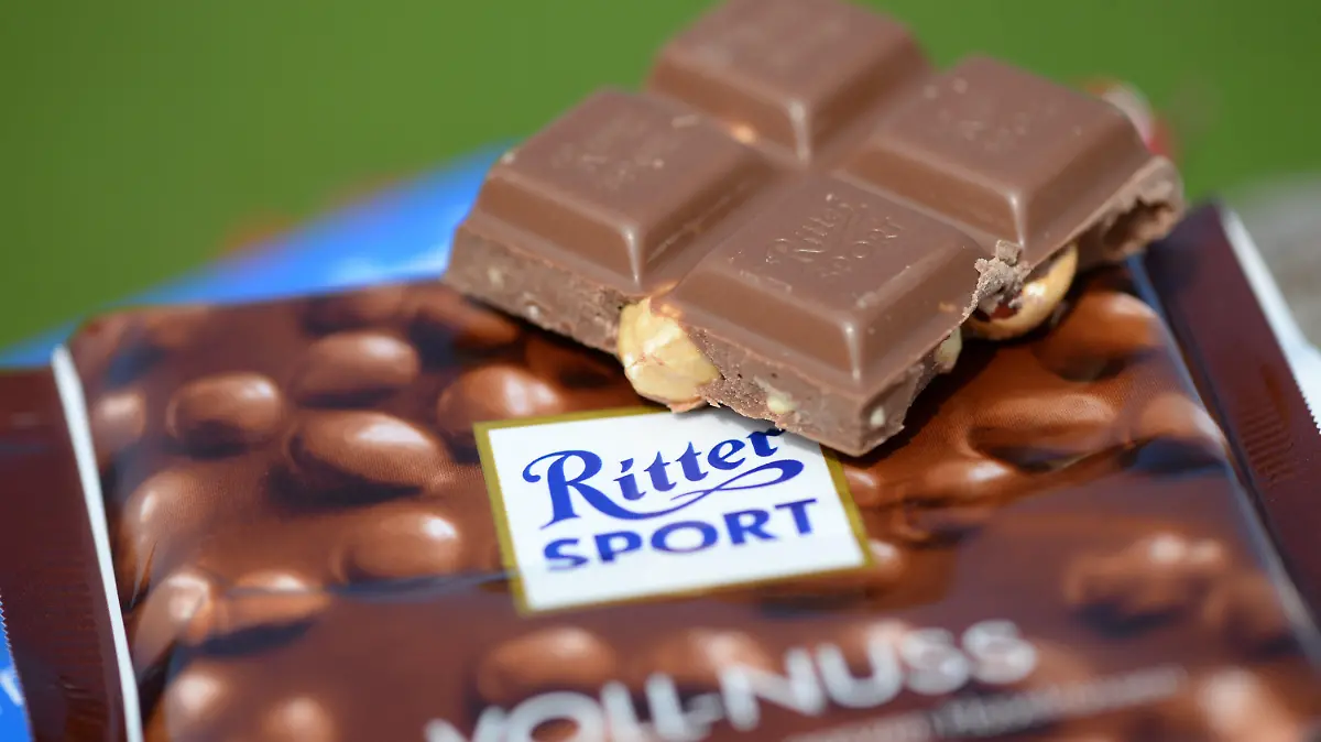 ARCHIV - 09.09.2014, Baden-Württemberg, Freiburg: ILLUSTRATION - Nuss-Schokolade der Marke Ritter-Sport-Schokolade ist zu sehen. (gestellte Szene) Seit Jahrzehnten wirbt Ritter Sport mit dem bekannten Slogan «Quadratisch. Praktisch. Gut.» - aber jetzt könnte Milka der Konkurrenz das Schokoladenquadrat abspenstig machen(zu dpa «BGH urteilt über Milka-Klage: Darf nur Ritter Sport quadratisch sein?») Foto: picture alliance / Patrick Seeger/dpa +++ dpa-Bildfunk +++