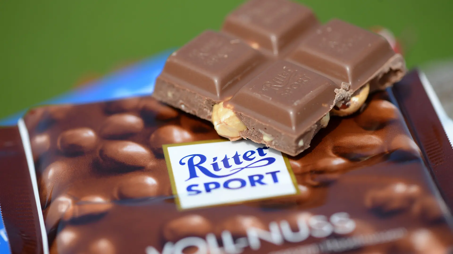 ARCHIV - 09.09.2014, Baden-Württemberg, Freiburg: ILLUSTRATION - Nuss-Schokolade der Marke Ritter-Sport-Schokolade ist zu sehen. (gestellte Szene) Seit Jahrzehnten wirbt Ritter Sport mit dem bekannten Slogan «Quadratisch. Praktisch. Gut.» - aber jetzt könnte Milka der Konkurrenz das Schokoladenquadrat abspenstig machen(zu dpa «BGH urteilt über Milka-Klage: Darf nur Ritter Sport quadratisch sein?») Foto: picture alliance / Patrick Seeger/dpa +++ dpa-Bildfunk +++