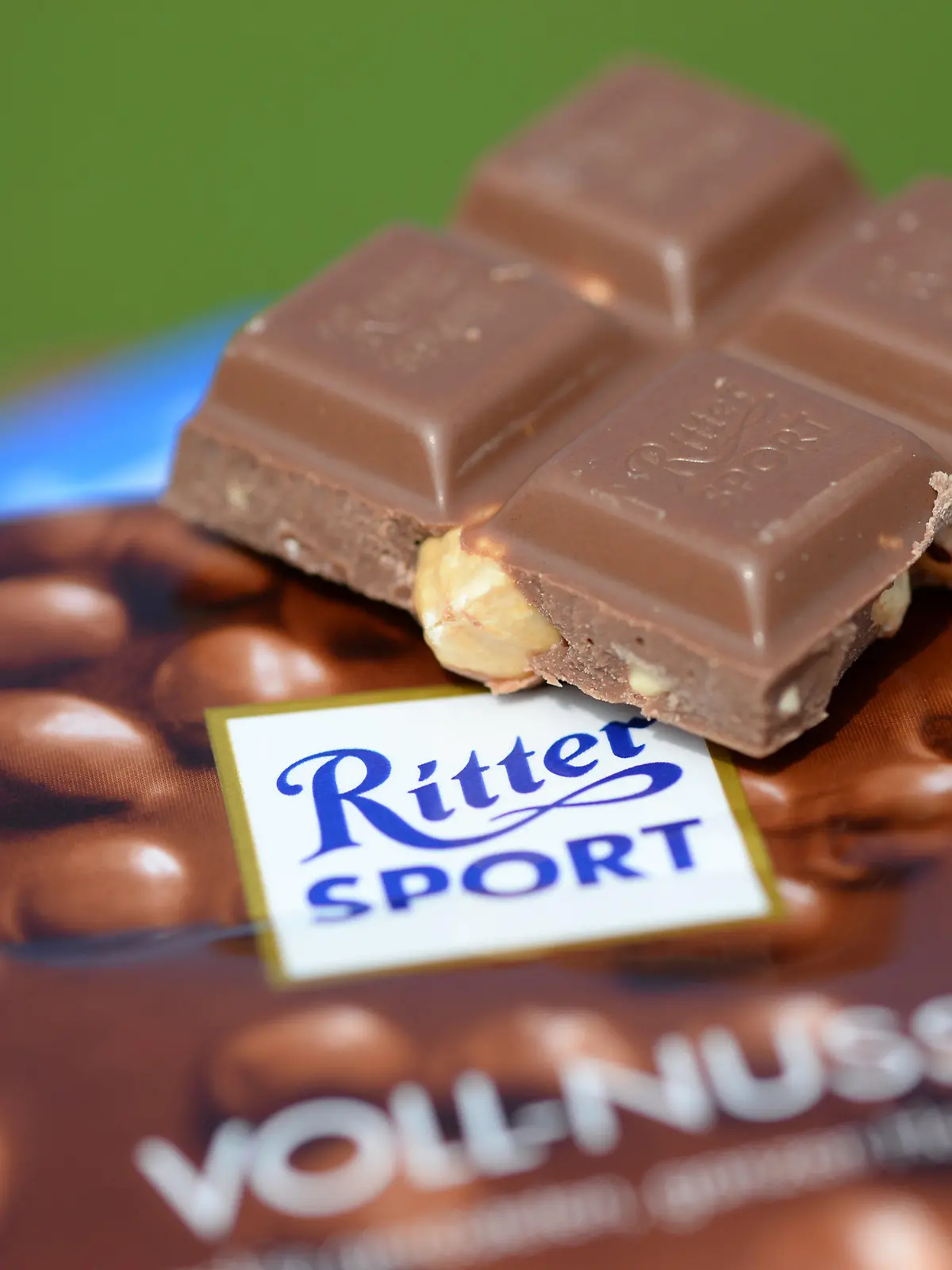 ARCHIV - 09.09.2014, Baden-Württemberg, Freiburg: ILLUSTRATION - Nuss-Schokolade der Marke Ritter-Sport-Schokolade ist zu sehen. (gestellte Szene) Seit Jahrzehnten wirbt Ritter Sport mit dem bekannten Slogan «Quadratisch. Praktisch. Gut.» - aber jetzt könnte Milka der Konkurrenz das Schokoladenquadrat abspenstig machen(zu dpa «BGH urteilt über Milka-Klage: Darf nur Ritter Sport quadratisch sein?») Foto: picture alliance / Patrick Seeger/dpa +++ dpa-Bildfunk +++