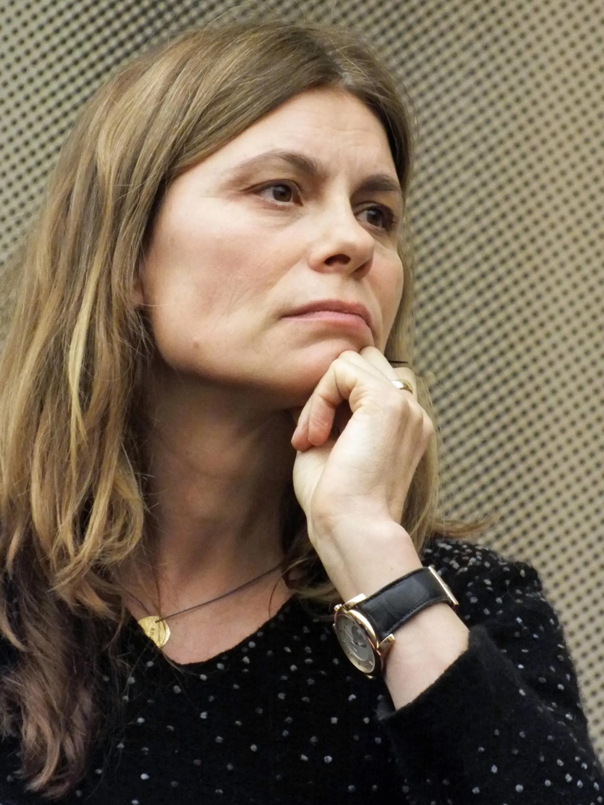  w - Sarah WIENER ist eine bekannte Köchin, die in ihrer Küche bevorzugt Naturprodukte verwendet einem breiten Publikum ist sie auch durch ihre Auftritte im Fernsehen bekannt Wiener betreibt mehrere Restaurants Sarah WIENER Köchin