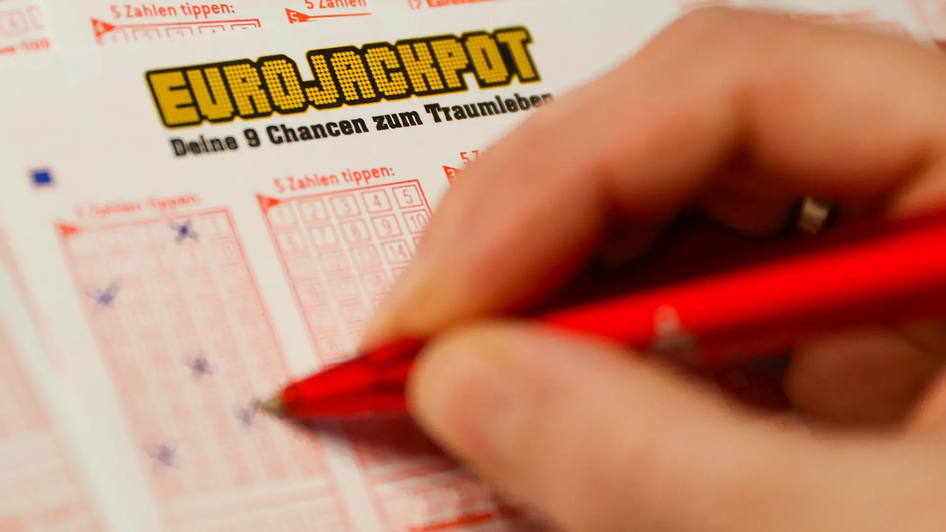 Symbolfoto Lottoschein am 14.01.2021 Ein Lottoschein des Eurojackpot wird ausgefüllt. Foto: osnapix Symbolfoto Lottoschein *** Symbol photo lottery ticket on 14 01 2021 A lottery ticket of the Eurojackpot is filled out Photo osnapix Symbol photo lottery ticket MH