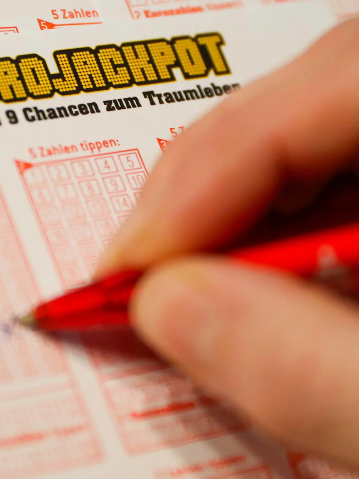  Symbolfoto Lottoschein am 14.01.2021 Ein Lottoschein des Eurojackpot wird ausgefüllt. Foto: osnapix Symbolfoto Lottoschein *** Symbol photo lottery ticket on 14 01 2021 A lottery ticket of the Eurojackpot is filled out Photo osnapix Symbol photo lottery ticket MH