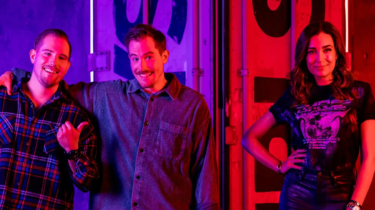 „Battle of the Bands – Boys vs. Girls“ bei RTLZWEI: Moderiert wird die Show On-Air von Jana Ina Zarrella. Online führen Dennis und Benni Wolter