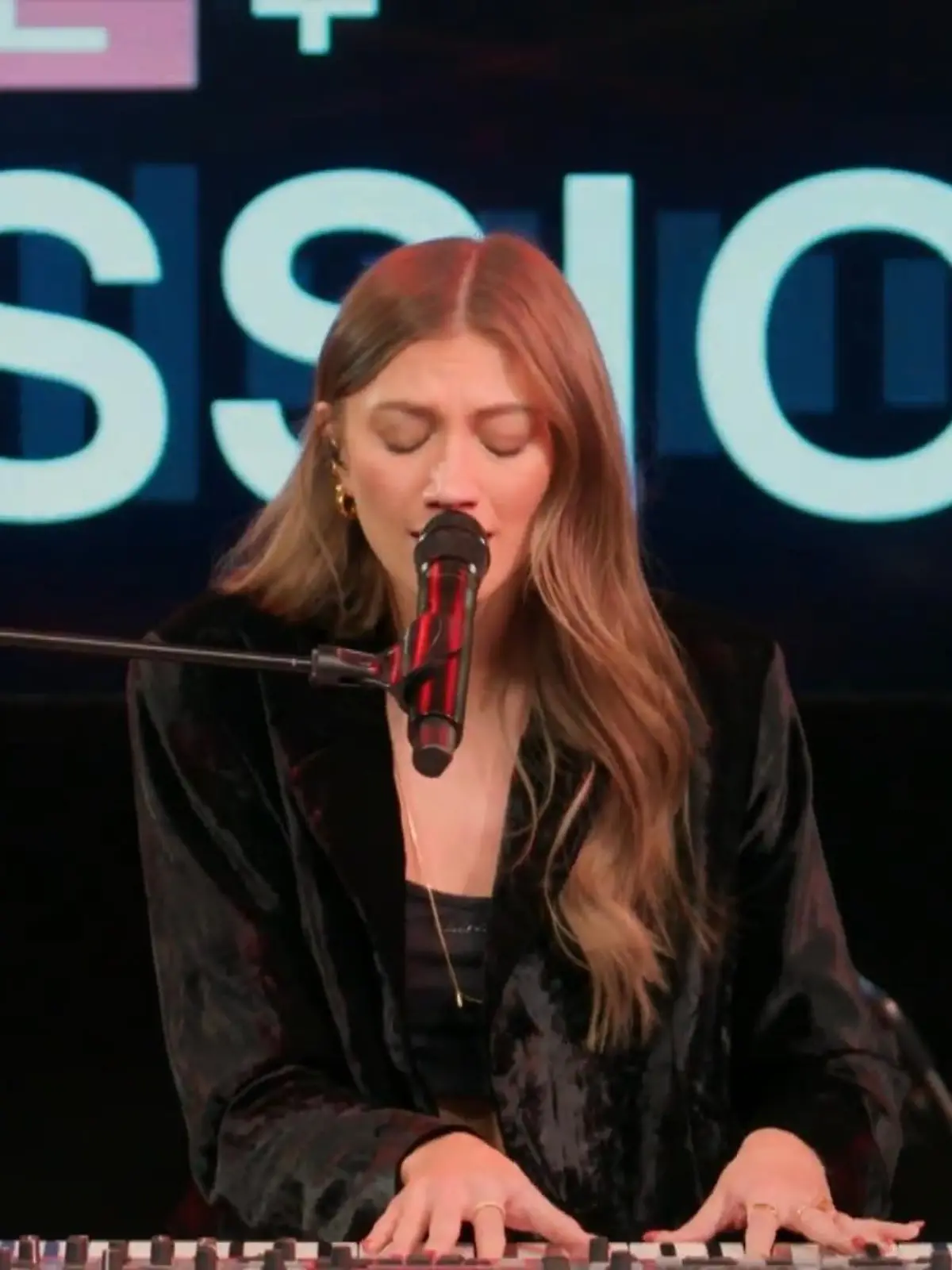 Kein Scherz, am Samstag, den 01.04.2023 geht es endlich los mit den großen Liveshows bei DSDS. Am Jurypult sitzt dann auch DSDS-Jurorin Leony. Und die hat gerade eine Menge zu tun: Album Release, Musiksessions bei RTL+ (hier geht’s zum Stream), aber zum Glück ist Leony ein echtes Allround-Talent, was sie auch hier im Video beweist.   