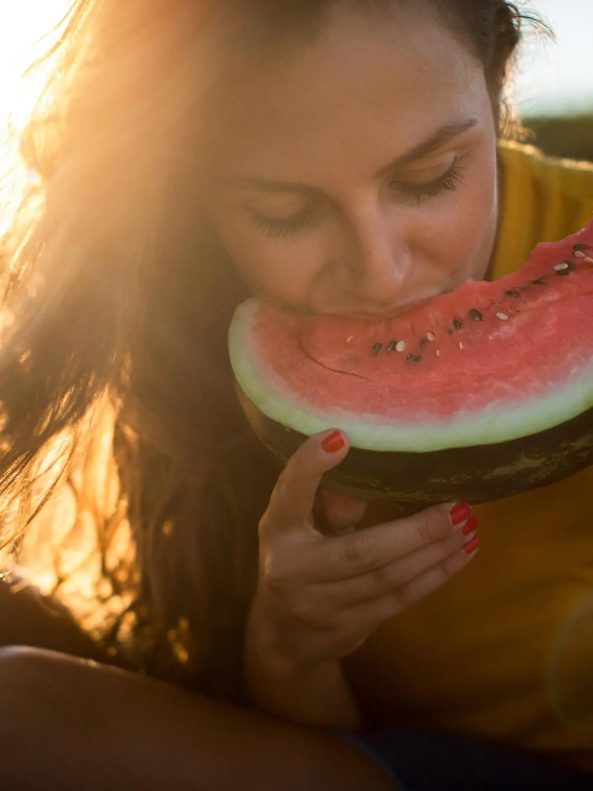 Frau isst Wassermelone