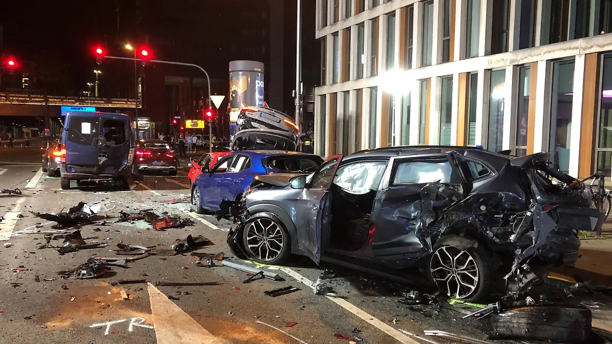 18.08.2023, Nordrhein-Westfalen, Köln: Unfallfahrzeuge türmen sich in der Innenstadt von Köln. Bei einem Unfall mit etwa zehn beteiligten Fahrzeugen sind am Freitagabend nach Angaben der Polizei wahrscheinlich mehrere Menschen verletzt worden. Foto: Petra Albers/dpa +++ dpa-Bildfunk +++