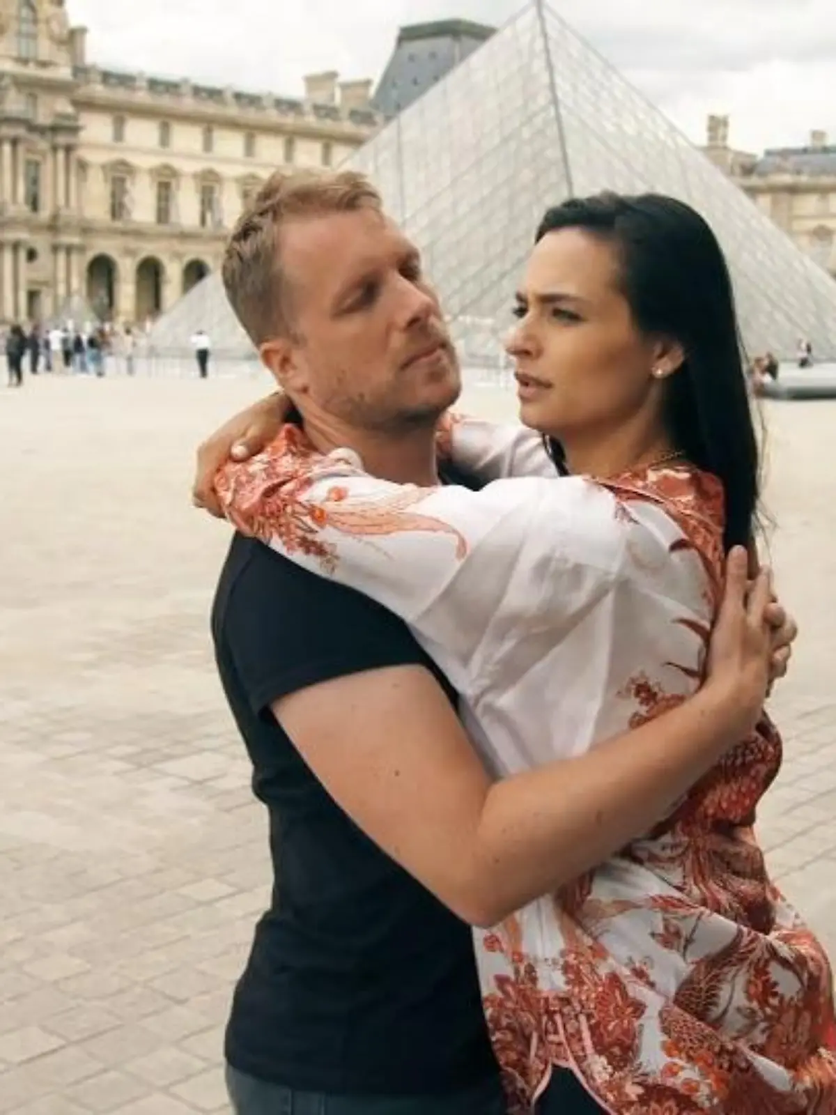 Im Urlaub unterwegs? Das muss man doch mit dem perfekten Pärchenschnappschuss für Instagram festhalten! Wie der am besten gelingt, zeigen Oliver und Amira während einer Reise in Paris.