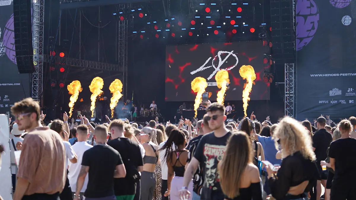 20.000 bei HEROES Festival: Großartiger Abriss in Hannover Das Heroes Festival zeigt bei purer Hitze am 18. und 19. August auf der Expo-Plaza in Hannover die ganze Bandbreite des Deutschen Hip-Hop. PA Sports, Sido, Raf Camora und Bonez MC der 187 STrassenbande. Vielen weiteren Acts verspricht die Premiere am neuen Standort im Norden ein großartiger Abriss zu werden. Hannover Niedersachsen Deutschland *** 20 000 at HEROES Festival Great demolition in Hanover The Heroes Festival shows in pure heat on August 18 and 19 at the Expo Plaza in Hanover the whole range of German hip hop PA Sports, Sido, Raf Camora and Bonez MC of the 187 STrassenbande Many other acts promises to be the premiere at the new location in the north a great demolition H Copyright: xMartinxDziadekx