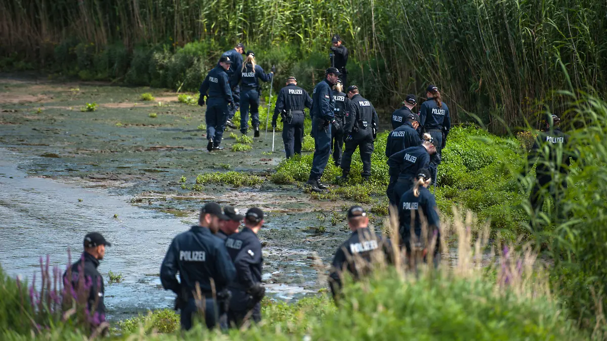 ARCHIV - 04.08.2015, Niedersachsen, Drage: Polizisten suchen am Elbufer nach einer vermissten Frau und ihrer Tochter. Vor fünf Jahren verschwindet eine Familie aus Drage spurlos. Wenig später wird der Vater tot aus der Elbe gezogen, seine Ehefrau und die zwölfjährige Tochter bleiben vermisst. (zu dpa "Die Verschwundenen von Drage bleiben ein Vermisstenfall") Foto: Philipp Schulze/dpa +++ dpa-Bildfunk +++