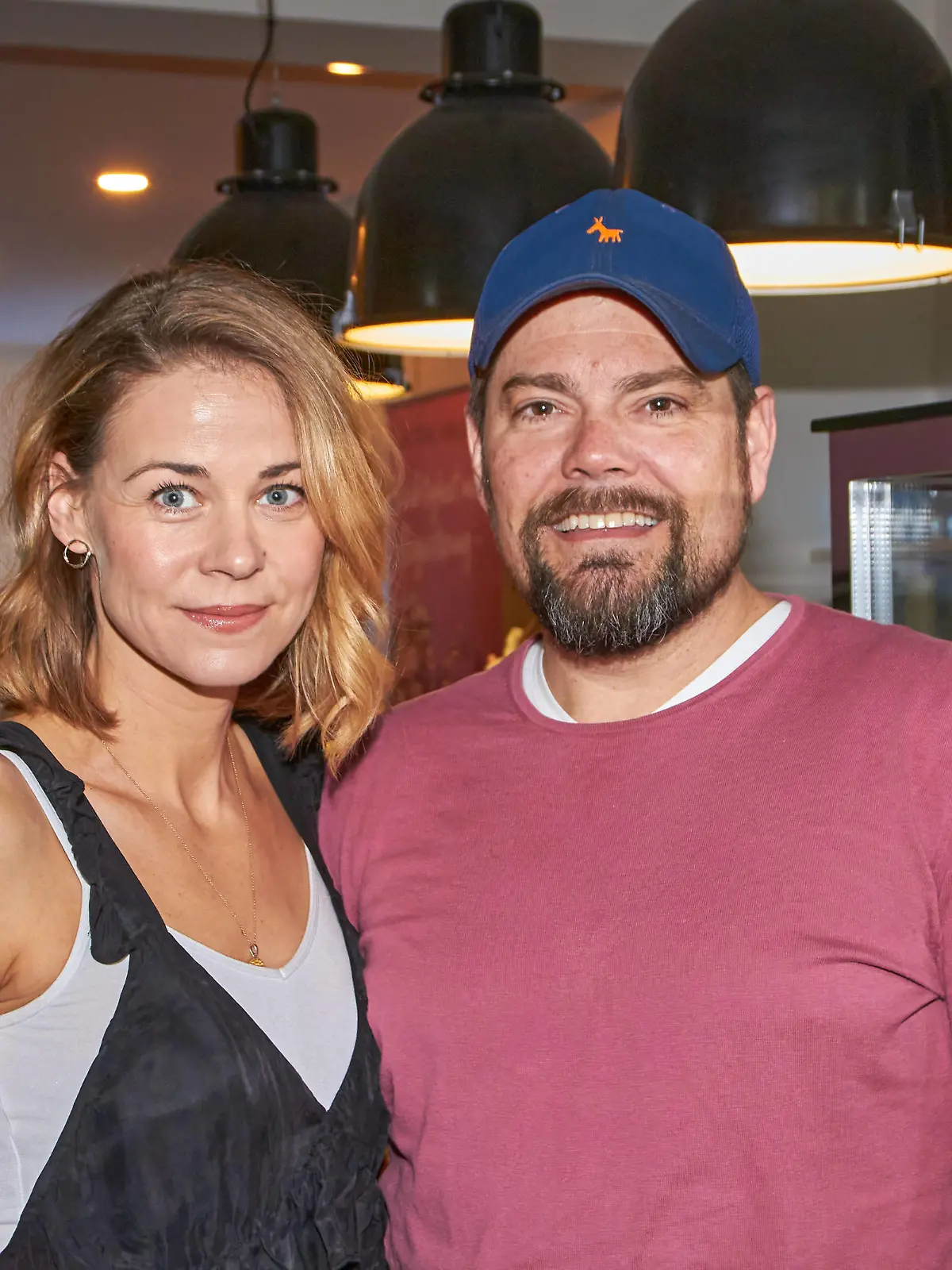 Entertainment Bilder des Tages Jessica Ginkel mit Ehemann Daniel Fehlow - Buchvorstellung von Susan Sideropoulos Das Leben schwer nehmen ist einfach anstrengend im Cafè All My Shades Of Blue in Berlin am 28.03.2023. Buchvorstellung - Das Leben schwer nehmen ist einfach anstrengend *** Jessica Ginkel with husband Daniel Fehlow book presentation by Susan Sideropoulos Taking life hard is just exhausting in the café All My Shades Of Blue in Berlin on 28 03 2023 book presentation Taking life hard is just exhausting