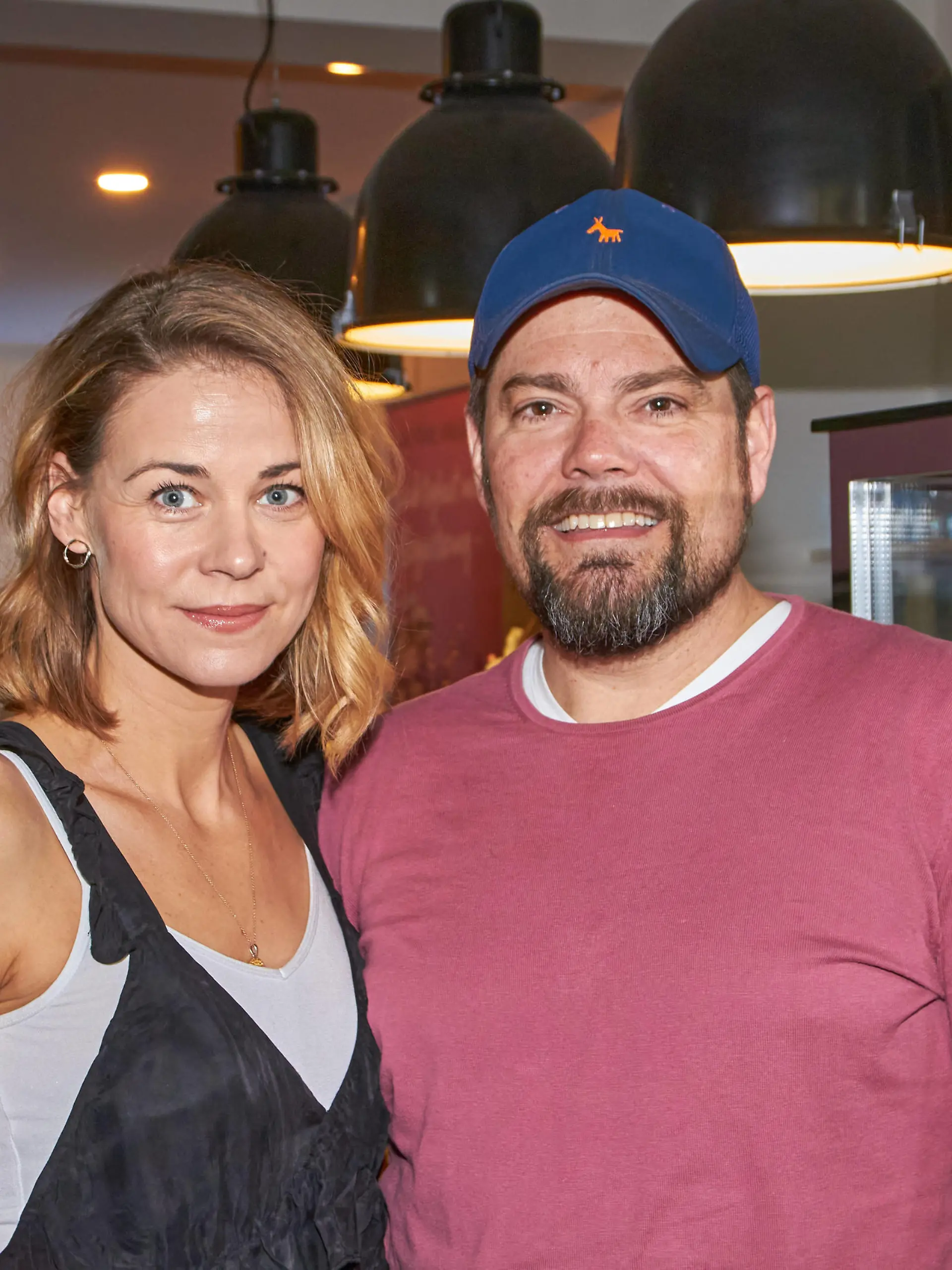 Entertainment Bilder des Tages Jessica Ginkel mit Ehemann Daniel Fehlow - Buchvorstellung von Susan Sideropoulos Das Leben schwer nehmen ist einfach anstrengend im Cafè All My Shades Of Blue in Berlin am 28.03.2023. Buchvorstellung - Das Leben schwer nehmen ist einfach anstrengend *** Jessica Ginkel with husband Daniel Fehlow book presentation by Susan Sideropoulos Taking life hard is just exhausting in the café All My Shades Of Blue in Berlin on 28 03 2023 book presentation Taking life hard is just exhausting