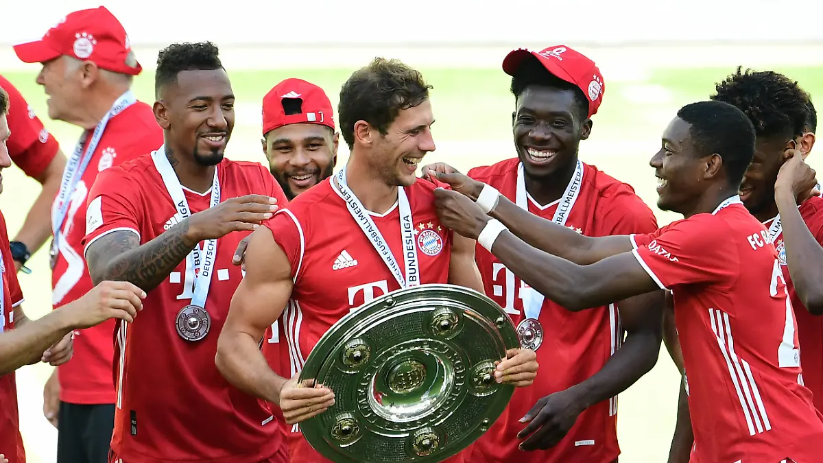  Fussball Deutscher Meister 2020, FC Bayern Muenchen v.l. Thomas Mueller, Jerome Boateng, Serge Gnabry, Leon Goretzka mit Meisterschale, Alphonso Davies, David Alaba, Kingsley Coman Wolfsburg, 27.06.2020, Fussball Bundesliga, VfL Wolfsburg - FC Bayern Muenchen 0:4 Wolfsburg *** Soccer German Champion 2020, FC Bayern Muenchen v l Thomas Mueller, Jerome Boateng, Serge Gnabry, Leon Goretzka with champions cup, Alphonso Davies, David Alaba, Kingsley Coman Wolfsburg, 27 06 2020, Soccer Bundesliga, VfL Wolfsburg FC Bayern Muenchen 0 4 Wolfsburg Poolfoto Groothuis/Witters/Pool/Witters ,EDITORIAL USE ONLY
