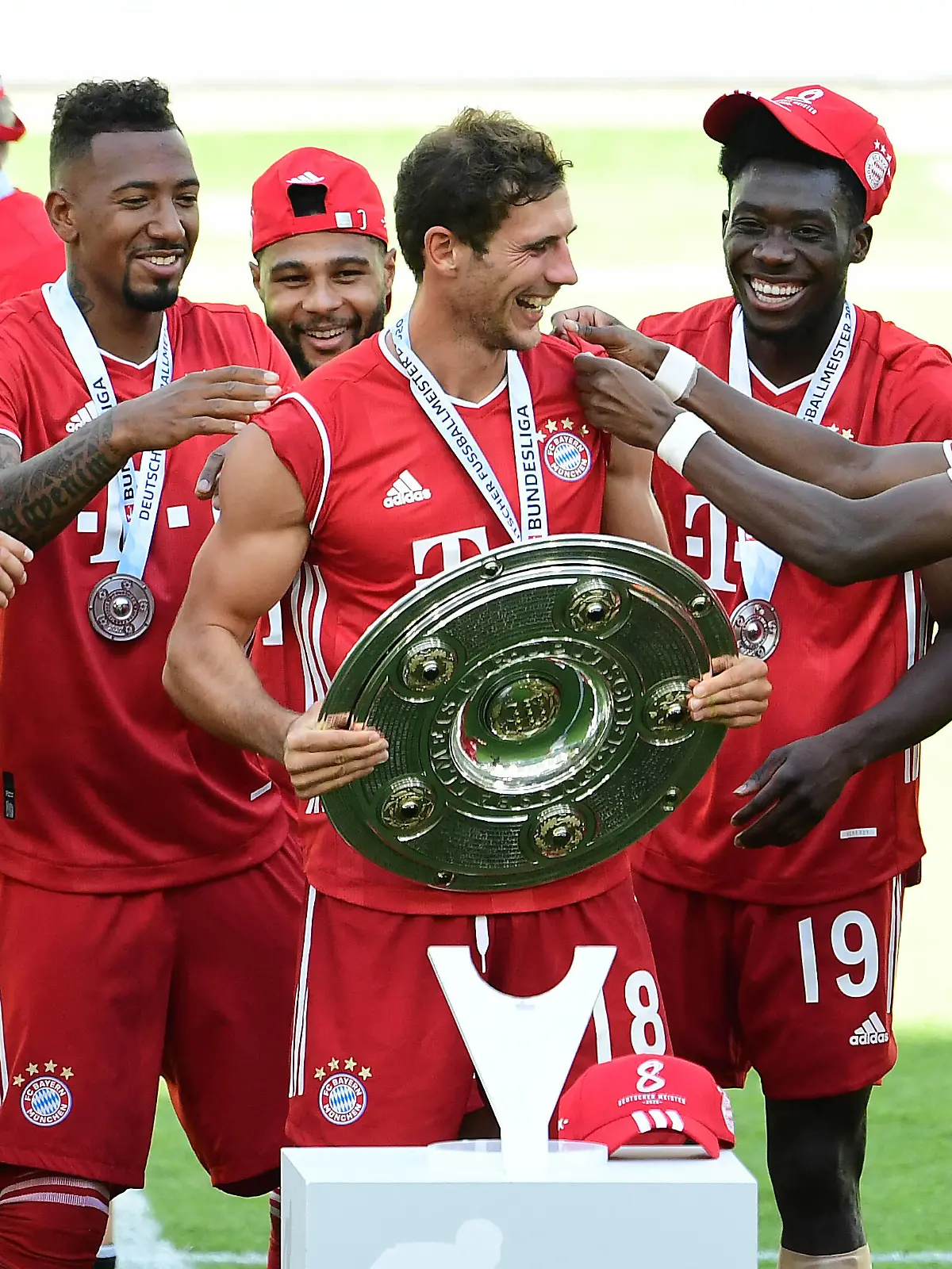  Fussball Deutscher Meister 2020, FC Bayern Muenchen v.l. Thomas Mueller, Jerome Boateng, Serge Gnabry, Leon Goretzka mit Meisterschale, Alphonso Davies, David Alaba, Kingsley Coman Wolfsburg, 27.06.2020, Fussball Bundesliga, VfL Wolfsburg - FC Bayern Muenchen 0:4 Wolfsburg *** Soccer German Champion 2020, FC Bayern Muenchen v l Thomas Mueller, Jerome Boateng, Serge Gnabry, Leon Goretzka with champions cup, Alphonso Davies, David Alaba, Kingsley Coman Wolfsburg, 27 06 2020, Soccer Bundesliga, VfL Wolfsburg FC Bayern Muenchen 0 4 Wolfsburg Poolfoto Groothuis/Witters/Pool/Witters ,EDITORIAL USE ONLY