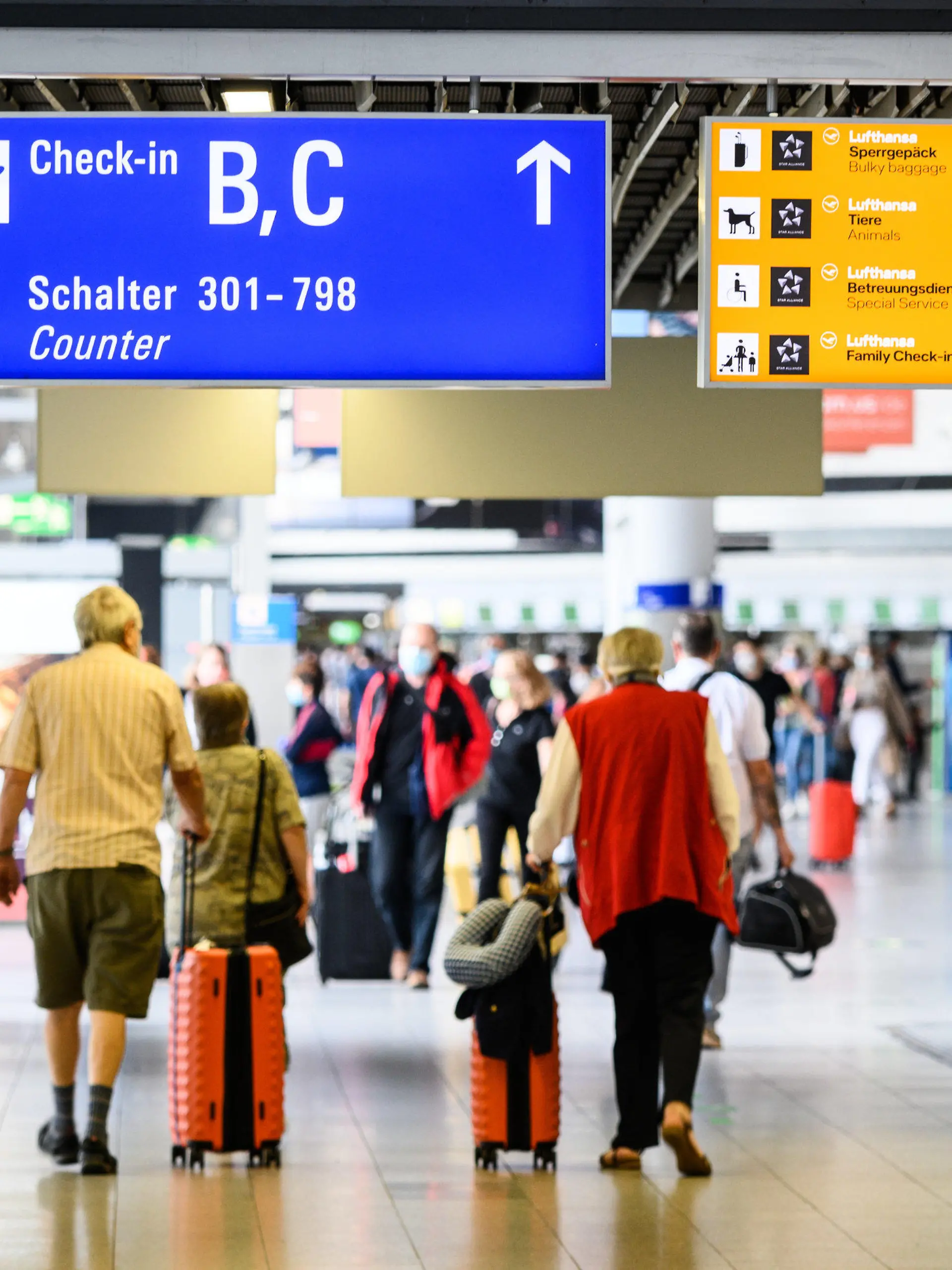 ARCHIV - 05.07.2020, Hessen, Frankfurt/Main: Reisende gehen am Flughafen mit Gepäck durch die Abflughalle im Terminal 1. Die Corona-Pandemie belastet den Flughafenbetreiber Fraport trotz der Lockerungen bei den Reisebestimmungen weiter stark. Foto: Andreas Arnold/dpa +++ dpa-Bildfunk +++