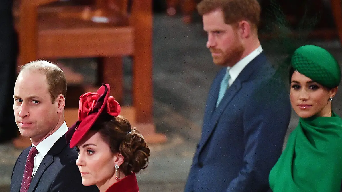 dpatopbilder - 09.03.2020, Großbritannien, London: Prinz William (l), Herzog von Cambridge und seine Frau Catherine (2.v.l), genannt Kate, Herzogin von Cambridge stehen vor Prinz Harry (3.v.l), Herzog von Sussex und seiner Frau Herzogin Meghan beim Commonwealth Gottesdienst in der Westminster Abbey. Es ist der letzte offizielle Auftritt an dem Prinz Harry und seine Frau teilnehmen. Foto: Phil Harris/Daily Mirror/PA Wire/dpa +++ dpa-Bildfunk +++