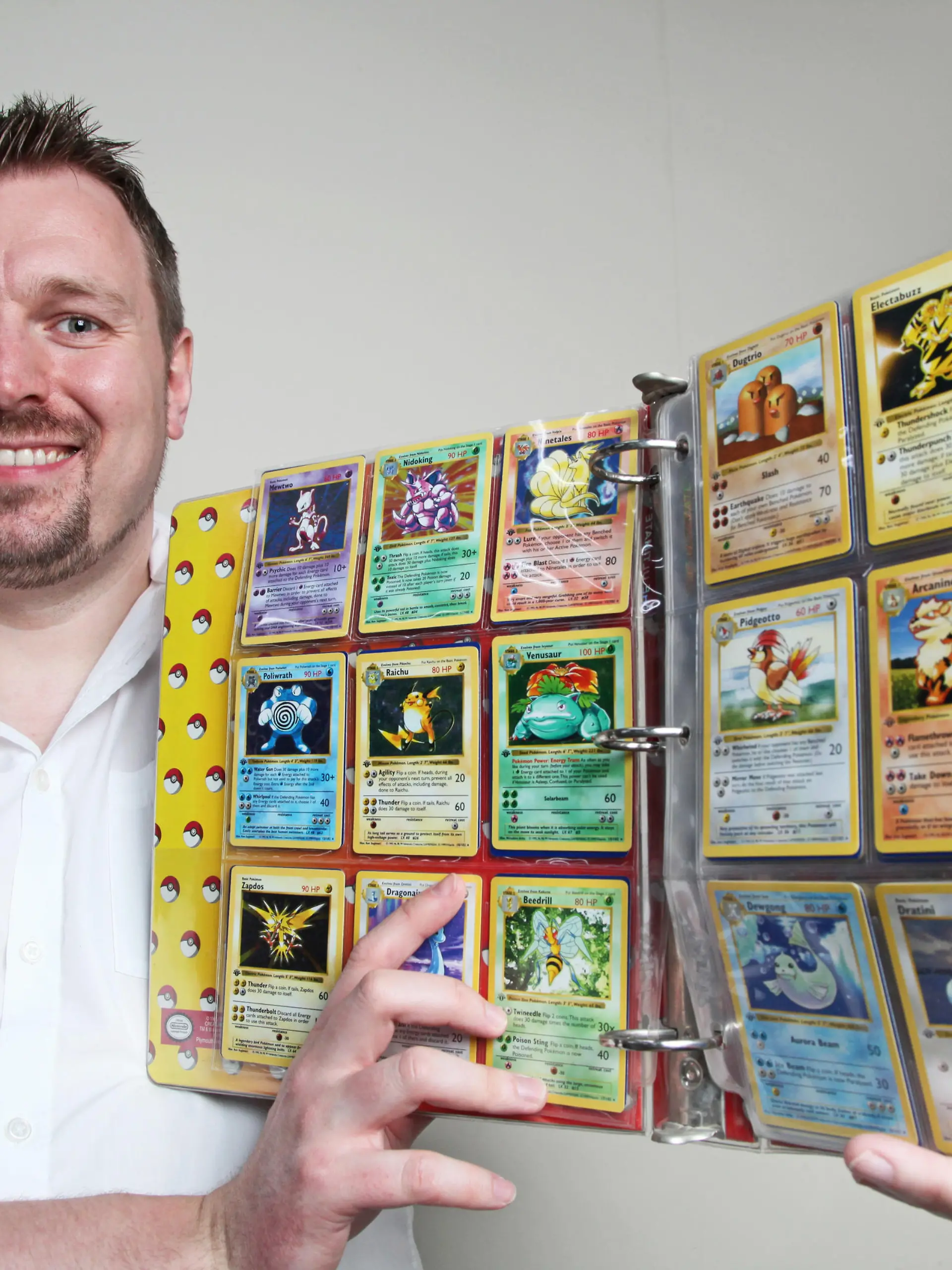 Nigel Brookes hält stolz seine Pokémon-Sammlung in der Hand.