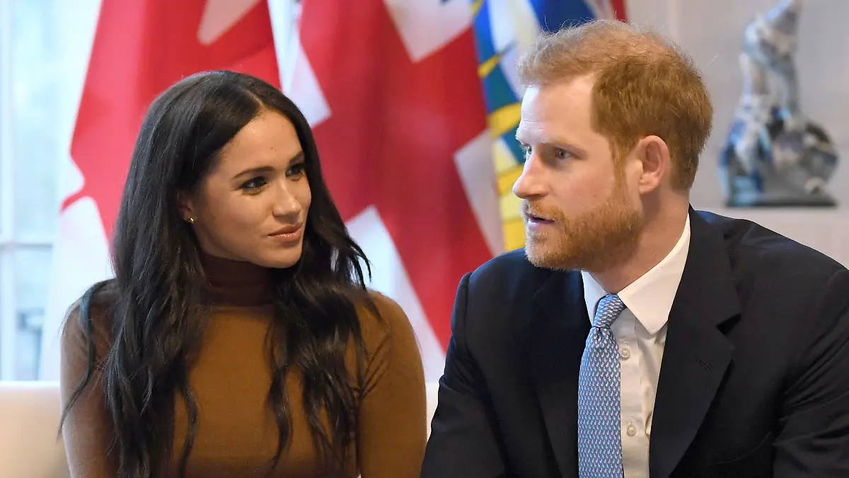ARCHIV - 07.01.2020, Großbritannien, London: Prinz Harry und seine Frau Meghan, Herzogin von Sussex, aufgenommen während ihres Besuchs im Kanada-Haus, wo sie sich für die Gastfreundschaft bedankten, die das Commonwealth-Land ihnen im Familienurlaub gewährt hatte. (zu dpa "Neuer Ärger im Königshaus: Harry und Meghan ziehen sich zurück") Foto: Daniel Leal-Olivas/PA Wire/dpa +++ dpa-Bildfunk +++