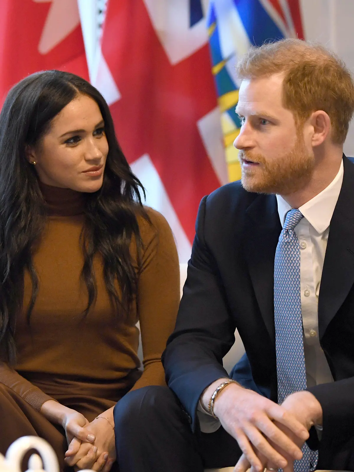 ARCHIV - 07.01.2020, Großbritannien, London: Prinz Harry und seine Frau Meghan, Herzogin von Sussex, aufgenommen während ihres Besuchs im Kanada-Haus, wo sie sich für die Gastfreundschaft bedankten, die das Commonwealth-Land ihnen im Familienurlaub gewährt hatte. (zu dpa "Neuer Ärger im Königshaus: Harry und Meghan ziehen sich zurück") Foto: Daniel Leal-Olivas/PA Wire/dpa +++ dpa-Bildfunk +++