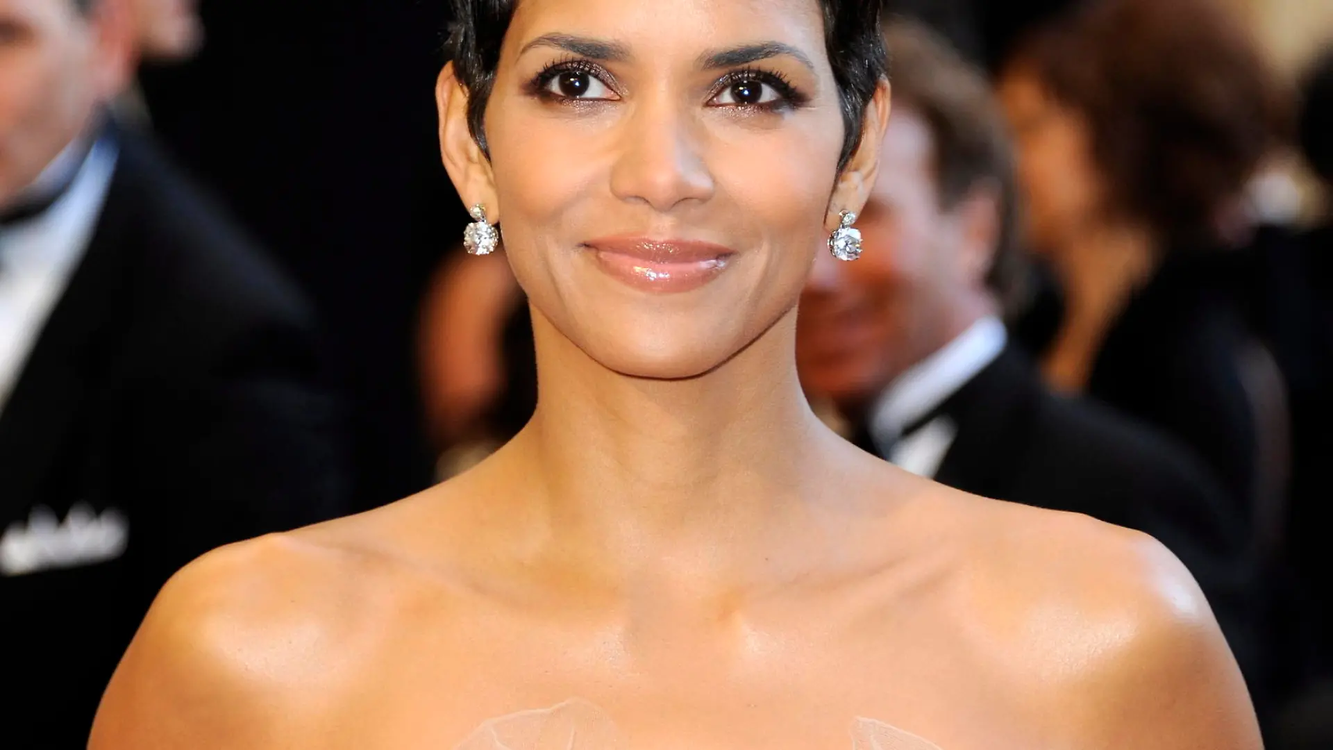 ARCHIV - Halle Berry (Foto vom 27.02.2011) bekommt nun für den Thriller «The Hive» männliche Verstärkung. Wie das US-Branchenblatt «Variety» berichtet, wird der kanadische Schauspieler M. Eklund die Rolle eines Killers übernehmen. Foto: EPA/MIKE NELSON (zu dpa «Neues aus Hollywood» vom 01.08.2012)  +++(c) dpa - Bildfunk+++
