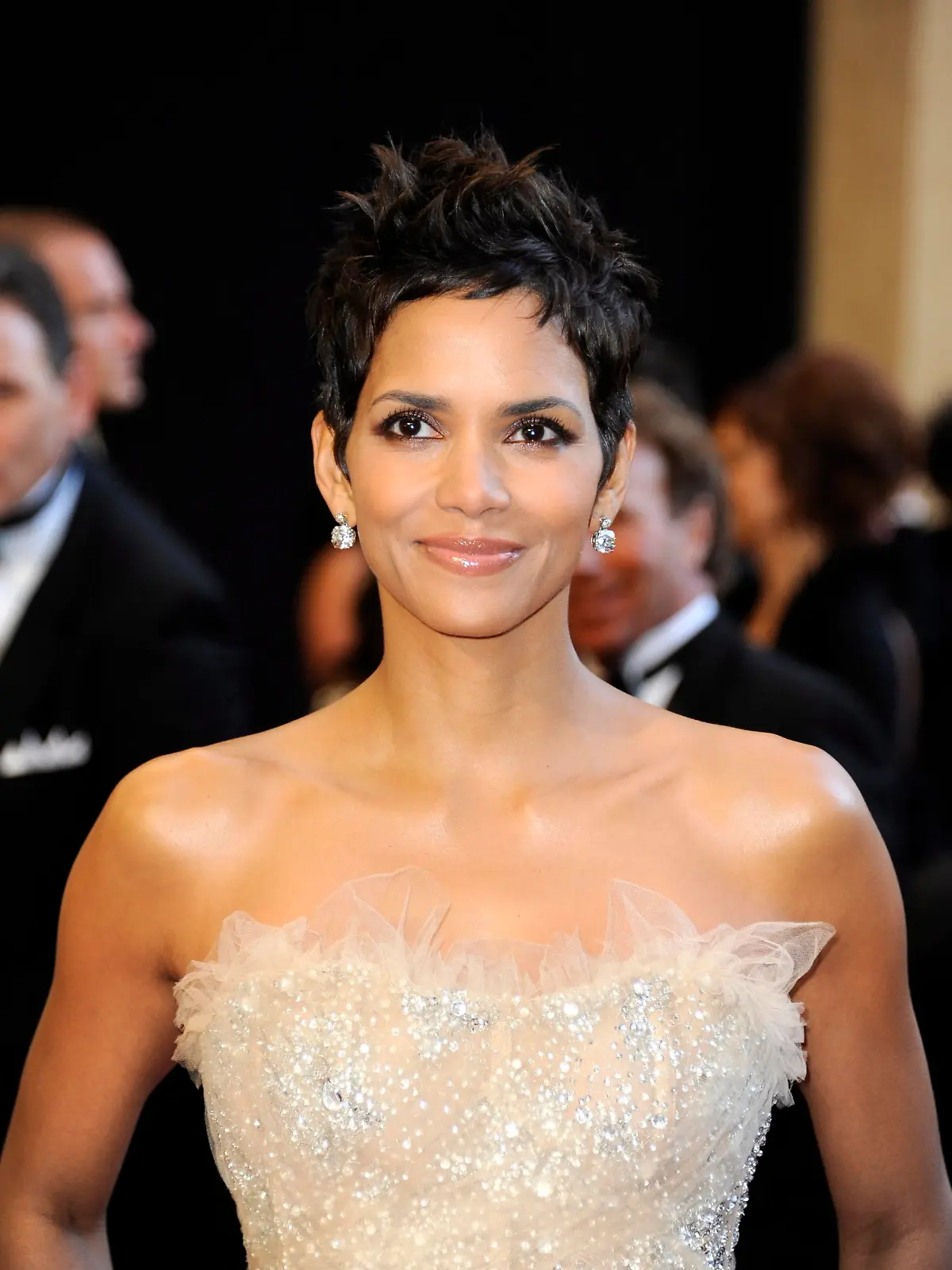 ARCHIV - Halle Berry (Foto vom 27.02.2011) bekommt nun für den Thriller «The Hive» männliche Verstärkung. Wie das US-Branchenblatt «Variety» berichtet, wird der kanadische Schauspieler M. Eklund die Rolle eines Killers übernehmen. Foto: EPA/MIKE NELSON (zu dpa «Neues aus Hollywood» vom 01.08.2012)  +++(c) dpa - Bildfunk+++