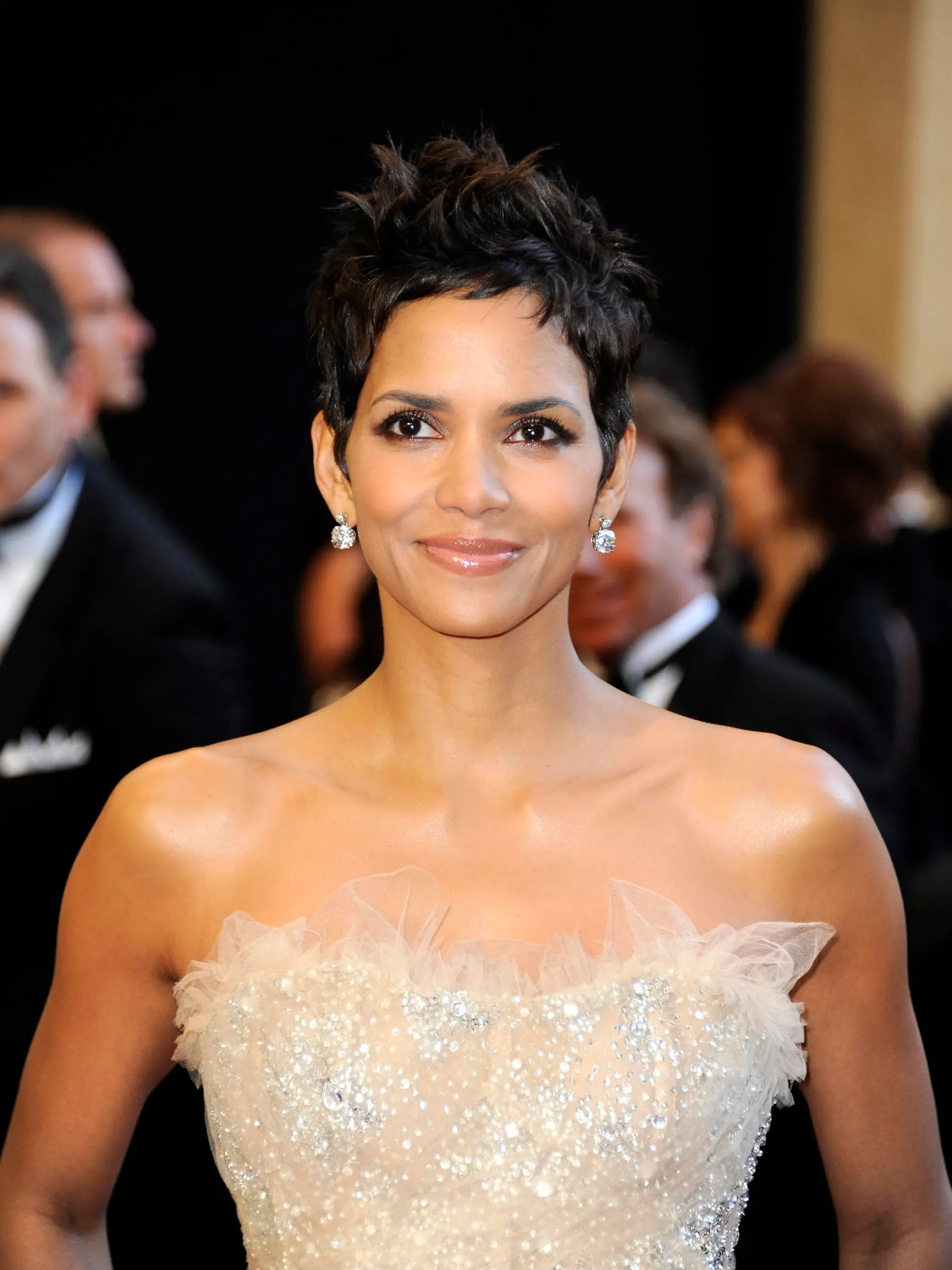ARCHIV - Halle Berry (Foto vom 27.02.2011) bekommt nun für den Thriller «The Hive» männliche Verstärkung. Wie das US-Branchenblatt «Variety» berichtet, wird der kanadische Schauspieler M. Eklund die Rolle eines Killers übernehmen. Foto: EPA/MIKE NELSON (zu dpa «Neues aus Hollywood» vom 01.08.2012)  +++(c) dpa - Bildfunk+++