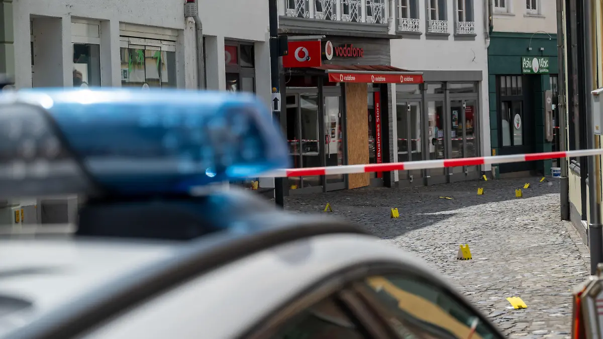 19.08.2023, Saarland, Wittlich: Markierungstafeln der Spurensicherung stehen in der Strasse, in der in der Nacht auf Samstag ein junger Mann getötet worden ist. Foto: Harald Tittel/dpa +++ dpa-Bildfunk +++