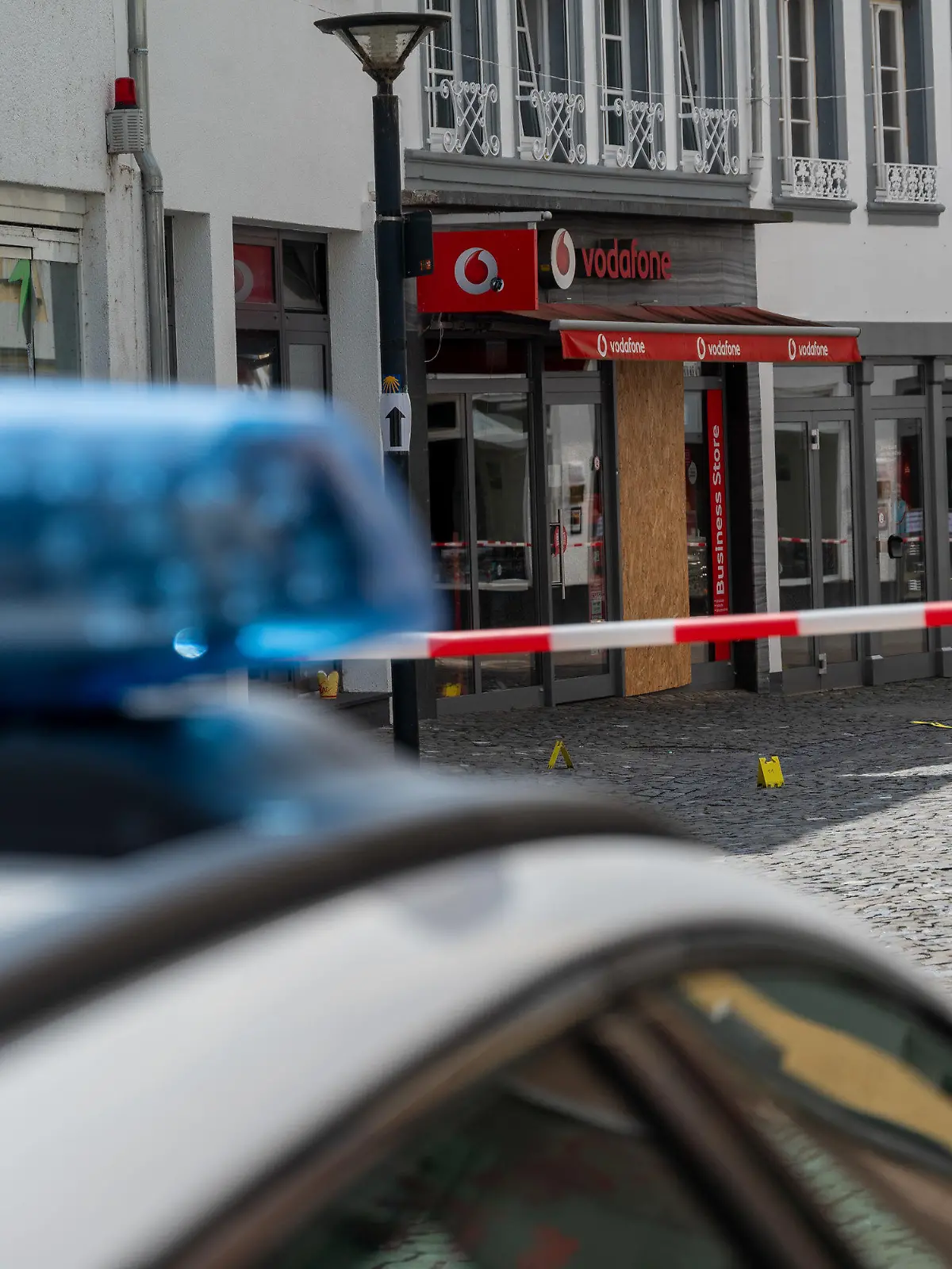 19.08.2023, Saarland, Wittlich: Markierungstafeln der Spurensicherung stehen in der Strasse, in der in der Nacht auf Samstag ein junger Mann getötet worden ist. Foto: Harald Tittel/dpa +++ dpa-Bildfunk +++