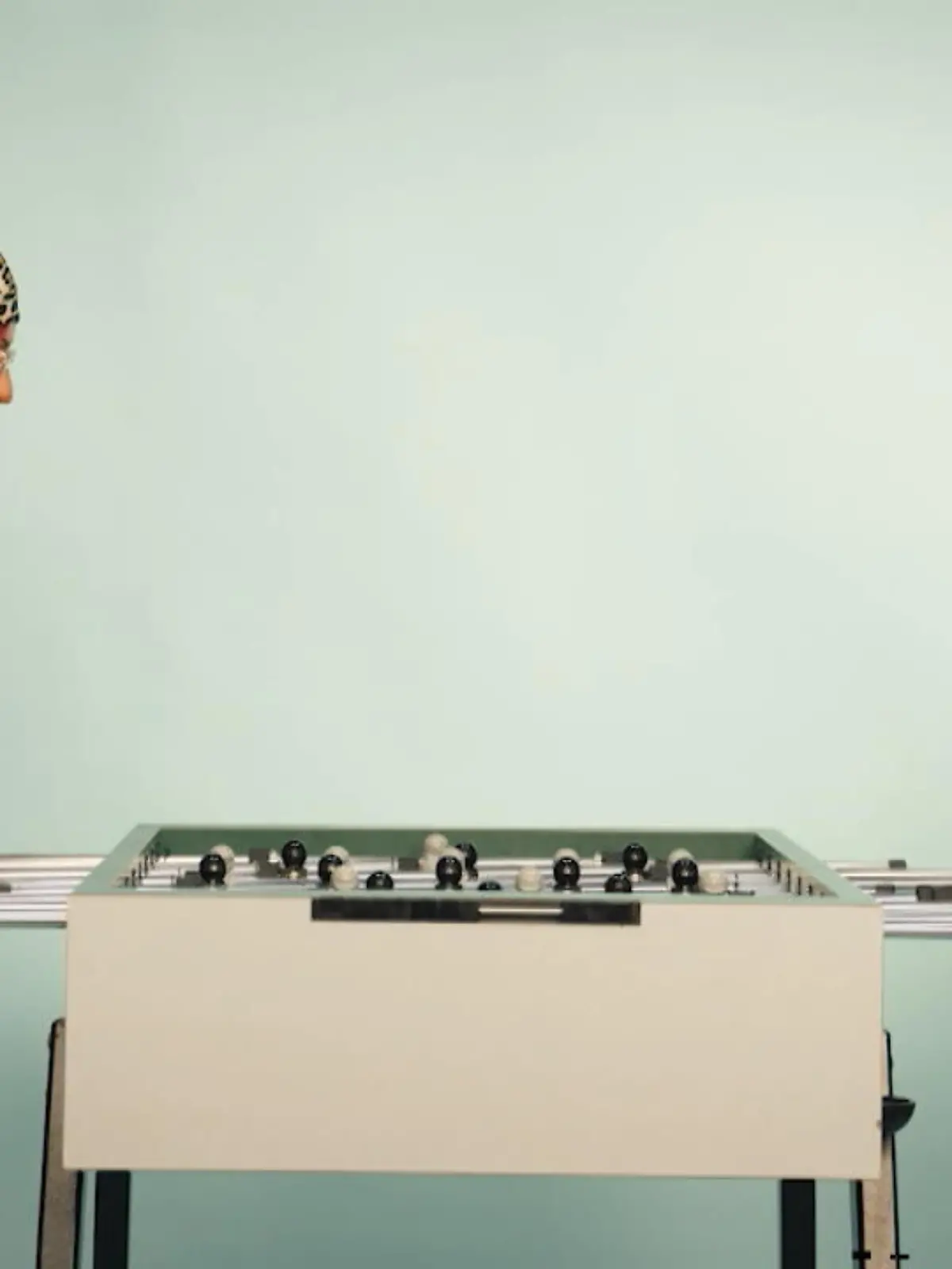 Flexiblere Arbeitszeiten, eine 4-Tage-Woche und und und...klar ist: Unsere Arbeitswelt verändert sich. Doch wie werden wir in Zukunft arbeiten? Klar ist: Gerade junge Menschen - besonders die der Generation Z, also ab 1999 Geborene, haben ganz andere Ansprüche an Arbeit als Generationen davor. Mehr Flexibilität, Selbstverwirklichung und mehr Möglichkeiten - so die Forderungen. Vor allem mit dem wachsenden Fachkräftemangel müssen sich Unternehmen darauf gezielt einstellen. Welche Chancen und Herausforderungen das mit sich bringt und welche Mitarbeitervorteile immer wichtiger werden - mehr dazu im Video.