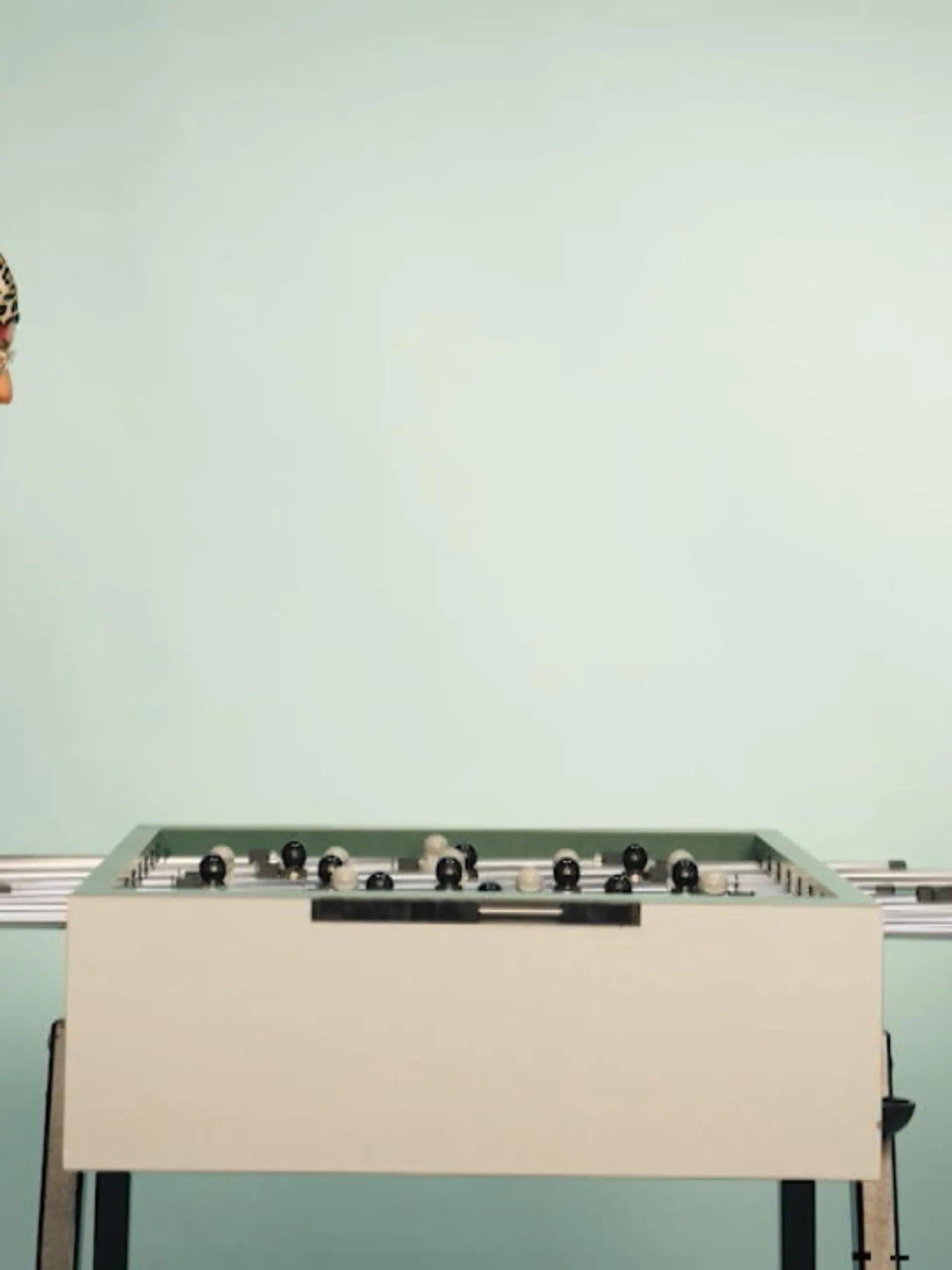 Flexiblere Arbeitszeiten, eine 4-Tage-Woche und und und...klar ist: Unsere Arbeitswelt verändert sich. Doch wie werden wir in Zukunft arbeiten? Klar ist: Gerade junge Menschen - besonders die der Generation Z, also ab 1999 Geborene, haben ganz andere Ansprüche an Arbeit als Generationen davor. Mehr Flexibilität, Selbstverwirklichung und mehr Möglichkeiten - so die Forderungen. Vor allem mit dem wachsenden Fachkräftemangel müssen sich Unternehmen darauf gezielt einstellen. Welche Chancen und Herausforderungen das mit sich bringt und welche Mitarbeitervorteile immer wichtiger werden - mehr dazu im Video.