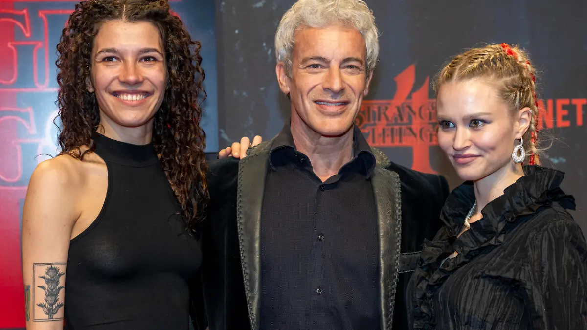 Schauspieler Gedeon Burkhard kommt in Begleitung von Sascha Veduta (l) und Ann-Britt Dittmar zur Deutschlandpremiere der 4. Staffel der Netflix-Serie ãStranger Things" im Kraftwerk Berlin.