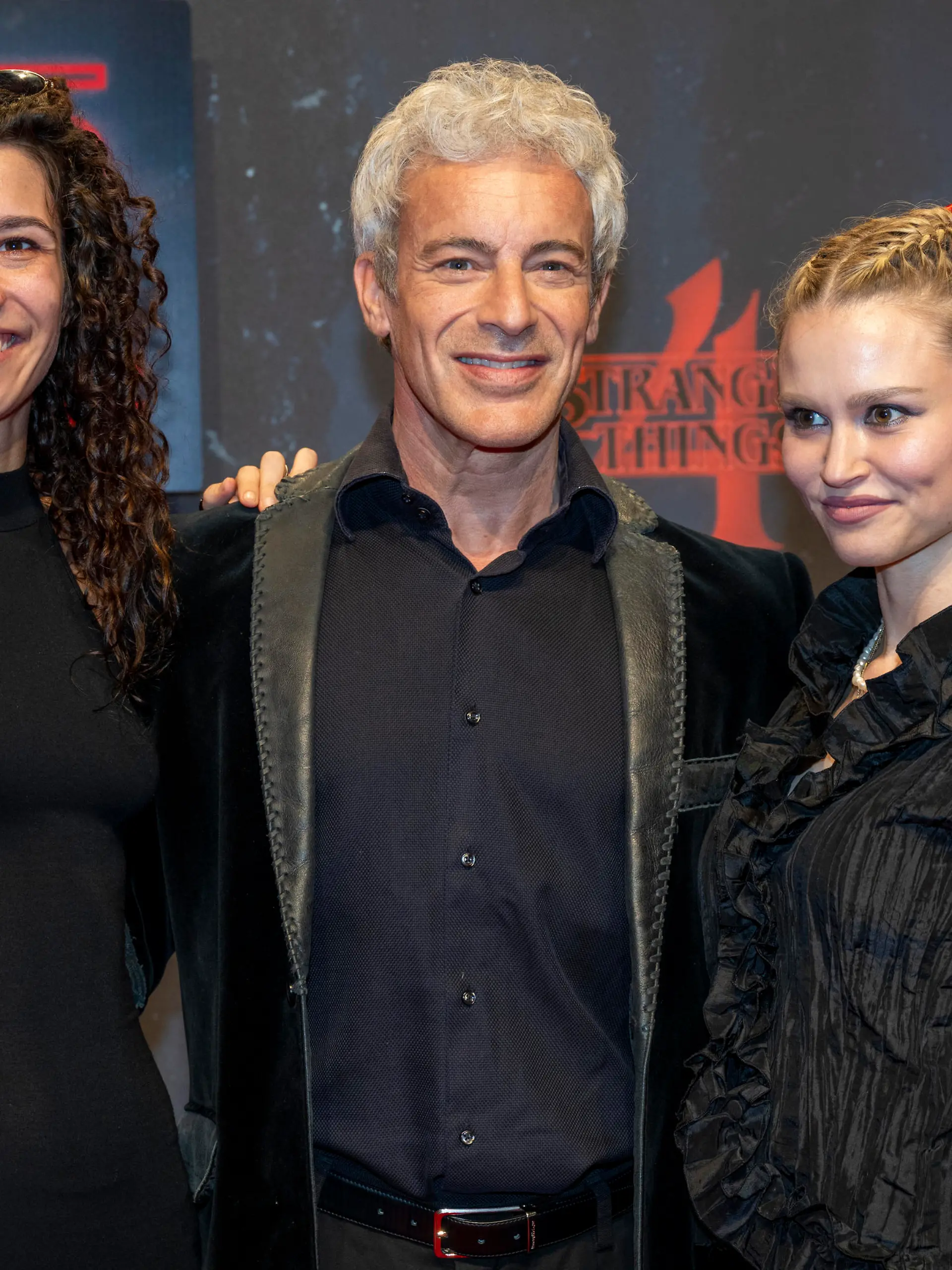 Schauspieler Gedeon Burkhard kommt in Begleitung von Sascha Veduta (l) und Ann-Britt Dittmar zur Deutschlandpremiere der 4. Staffel der Netflix-Serie ãStranger Things" im Kraftwerk Berlin.