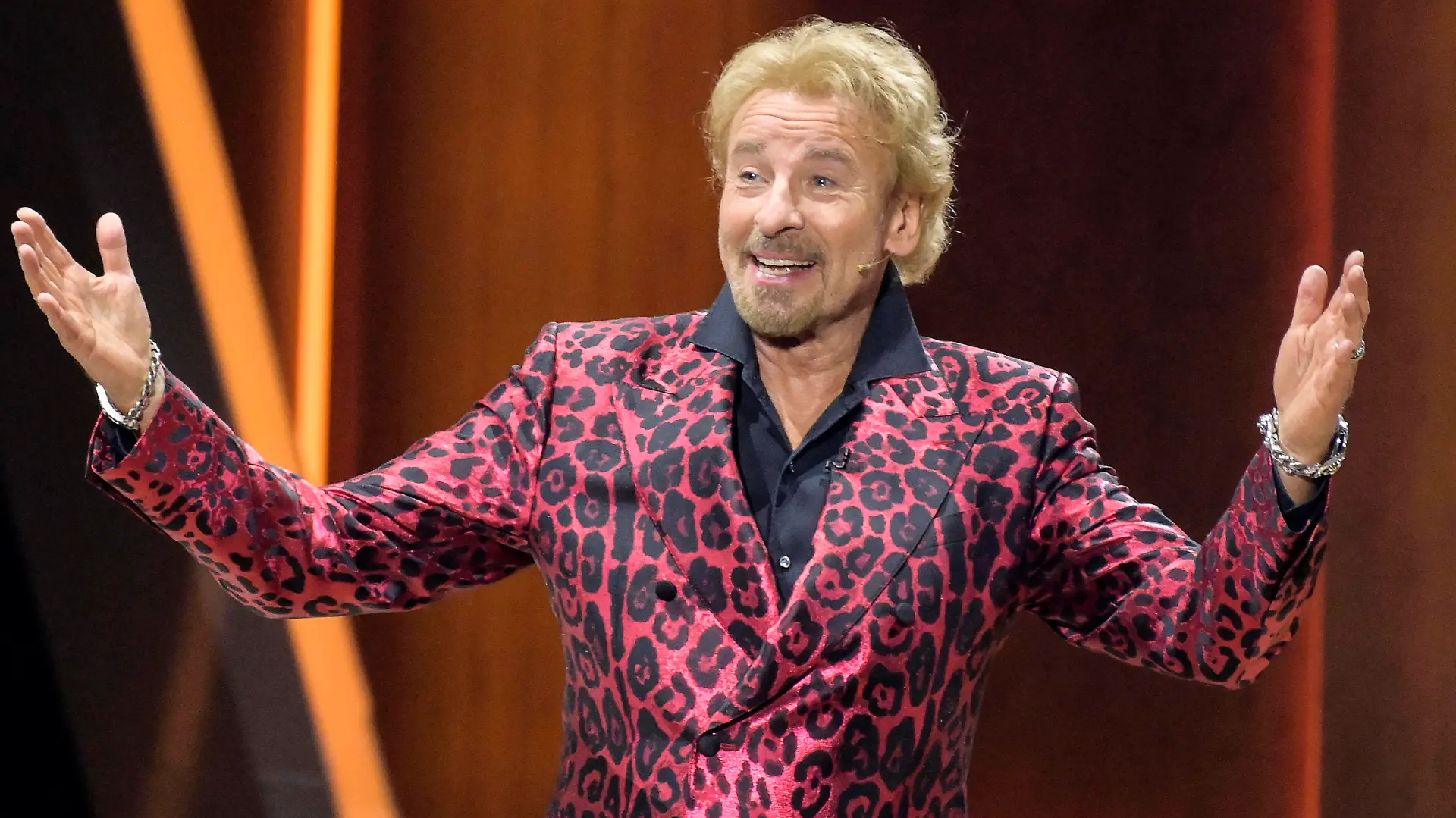 Thomas Gottschalk in der ZDF-Unterhaltungsshow Wetten, dass.. live aus der Messe Friedrichshafen. Friedrichshafen, 19.11.2022 *** Thomas Gottschalk in the ZDF entertainment show Wetten, dass live from Messe Friedrichshafen Friedrichshafen, 19 11 2022 Foto:xF.xKernx/xFuturexImage