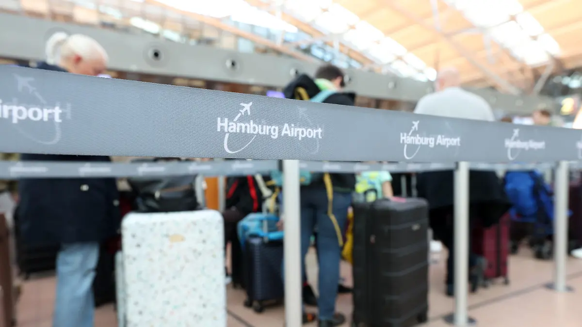 26.03.2023, Hamburg: Reisende stehen im Terminal 1 im Flughafen Hamburg an einem Check-In-Schalter an. Die Gewerkschaft Verdi und die Eisenbahn- und Verkehrsgewerkschaft (EVG) haben für Montag zu einem bundesweiten Warnstreik im Verkehr aufgerufen Foto: Bodo Marks/dpa +++ dpa-Bildfunk +++