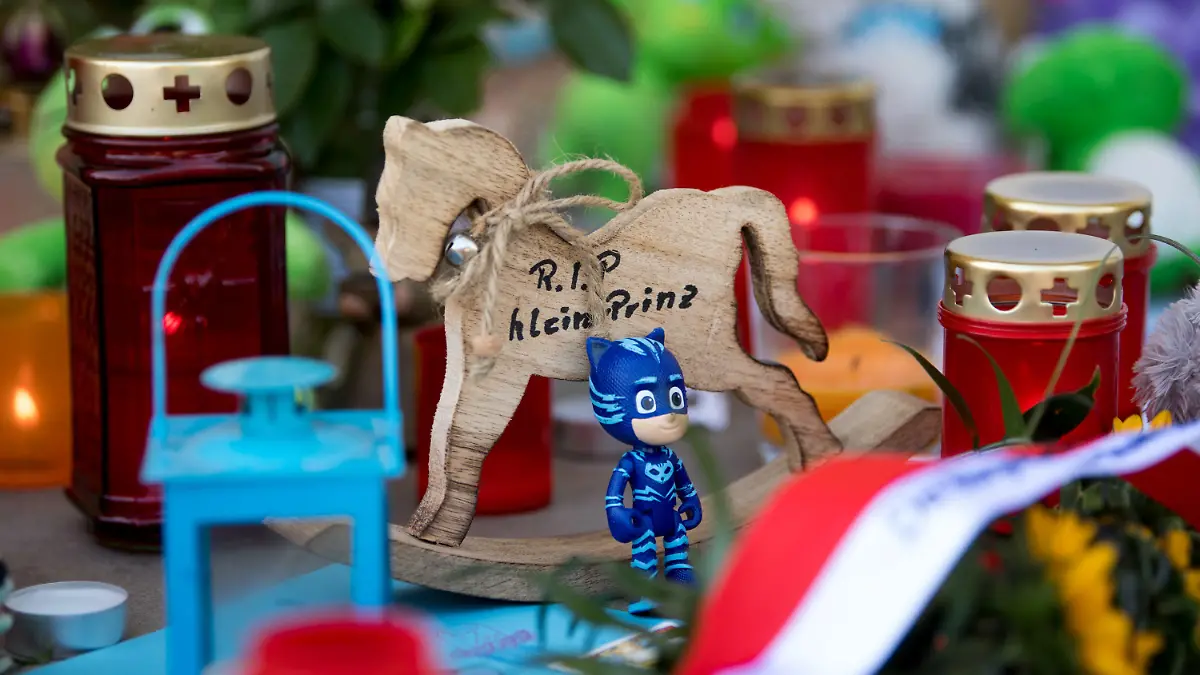 ARCHIV - 14.07.2020, Sachsen-Anhalt, Querfurt: In Gedenken an ein Kleinkind aus Querfurt liegen Blumen und Kerzen vor dem Wohnhaus. (zu dpa «Die wichtigsten Ereignisse des Jahres 2020 in Sachsen-Anhalt») Foto: Hendrik Schmidt/dpa-Zentralbild/dpa +++ dpa-Bildfunk +++