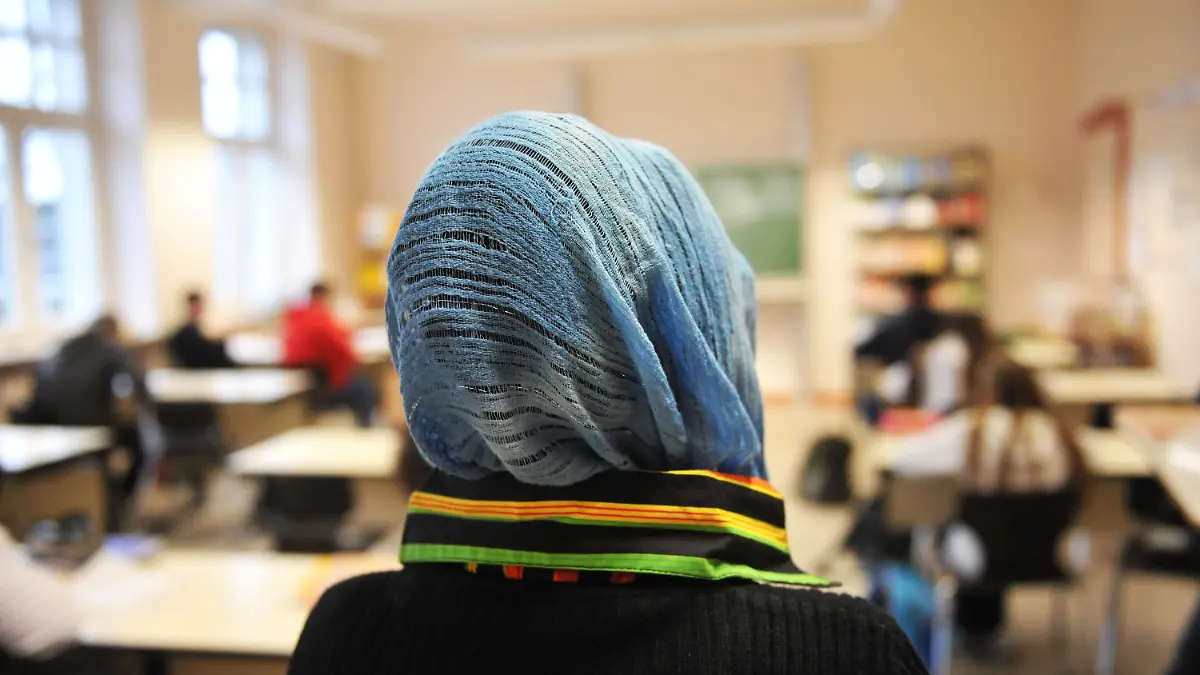 ARCHIV - 27.01.2009, Nordrhein-Westfalen, Hamm: ILLUSTRATION - Eine türkische Schülerin mit Kopftuch nimmt am Unterricht in einer Schule teil. Die nordrhein-westfälische Landesregierung hat ein Gutachten über das Kopftuchtragen von jungen Mädchen in Auftrag gegeben. Es gehe dabei um die entwicklungspsychologische und theologische Sicht, erklärte das Integrationsministerium am Freitag in Düsseldorf.   (zu dpa: «Junge Mädchen mit Kopftuch: Landesregierung lässt Gutachten schreiben») Foto: Bernd Thissen/dpa +++ dpa-Bildfunk +++