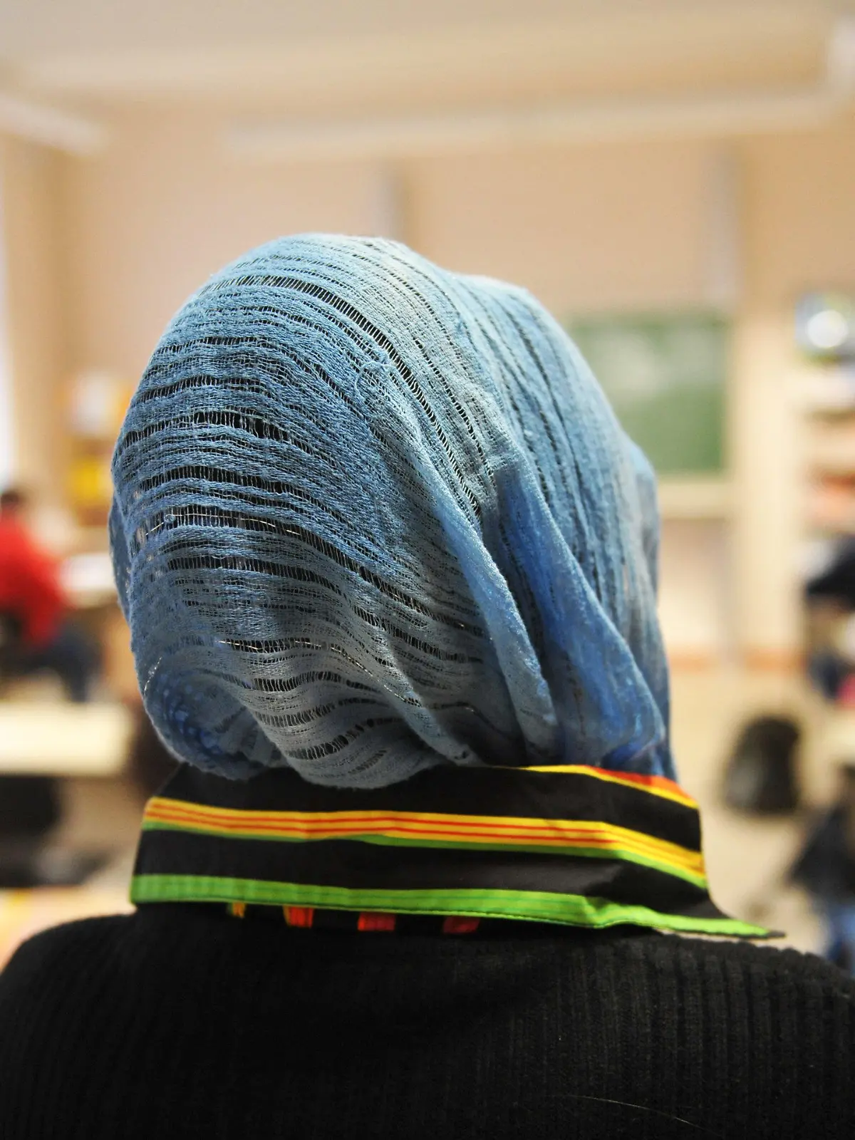 ARCHIV - 27.01.2009, Nordrhein-Westfalen, Hamm: ILLUSTRATION - Eine türkische Schülerin mit Kopftuch nimmt am Unterricht in einer Schule teil. Die nordrhein-westfälische Landesregierung hat ein Gutachten über das Kopftuchtragen von jungen Mädchen in Auftrag gegeben. Es gehe dabei um die entwicklungspsychologische und theologische Sicht, erklärte das Integrationsministerium am Freitag in Düsseldorf.   (zu dpa: «Junge Mädchen mit Kopftuch: Landesregierung lässt Gutachten schreiben») Foto: Bernd Thissen/dpa +++ dpa-Bildfunk +++