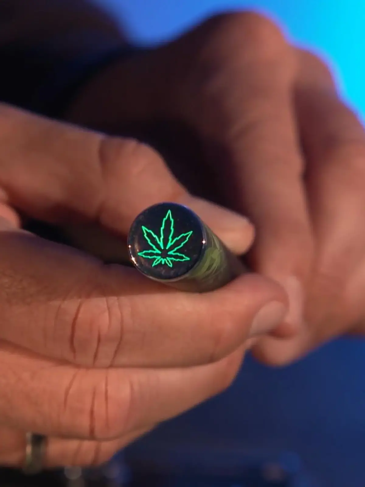 Unser Moderator hat noch nie einen Joint in der Hand gehabt. Jetzt raucht er vor laufender Kamera und testet die WIrkung.