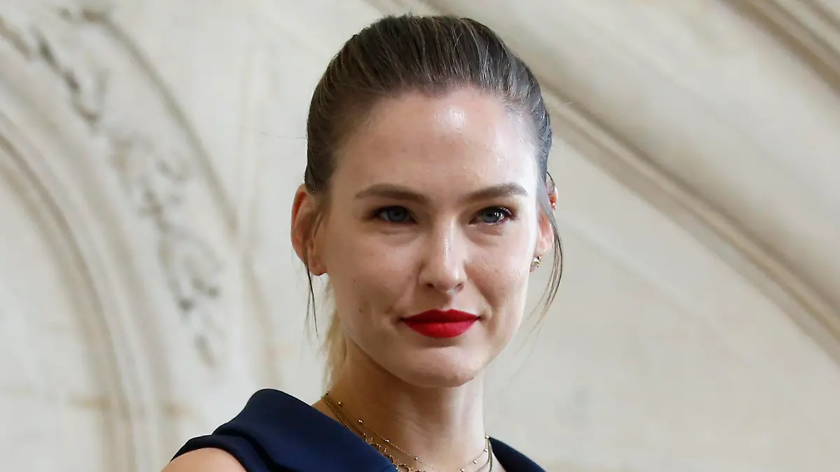 ARCHIV - 26.02.2019, Frankreich, Paris: Bar Refaeli, Model aus Israel, präsentiert eine Kreation aus der Herbst-Winter-Kollektion 2019/2020 von Dior im Rahmen der Fashion Week Paris. Zur Beilegung eines Steuer-Streits hat sich das israelische Supermodel Bar Refaeli mit der Staatsanwaltschaft auf einen Deal geeinigt. (zu dpa "Model Refaeli einigt sich in Steuer-Streit - neun Monate Sozialdienst") Foto: Thibault Camus/AP/dpa +++ dpa-Bildfunk +++