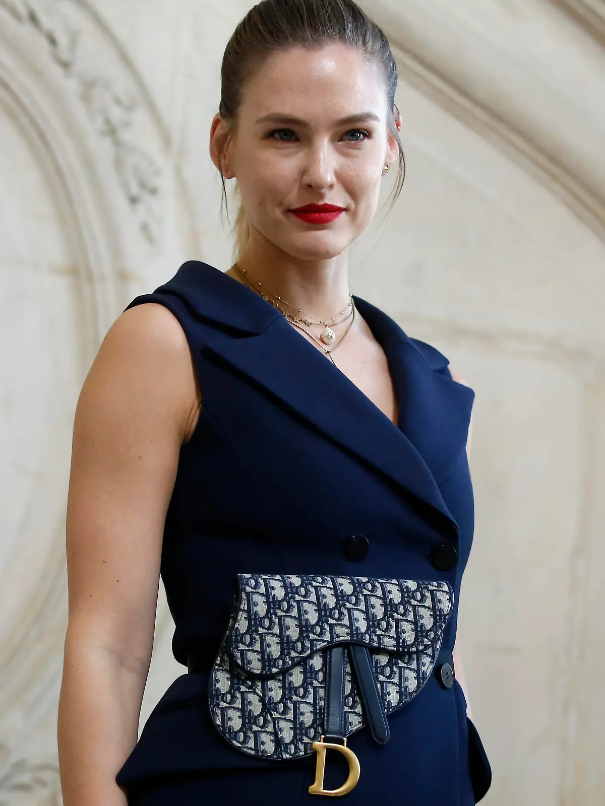 ARCHIV - 26.02.2019, Frankreich, Paris: Bar Refaeli, Model aus Israel, präsentiert eine Kreation aus der Herbst-Winter-Kollektion 2019/2020 von Dior im Rahmen der Fashion Week Paris. Zur Beilegung eines Steuer-Streits hat sich das israelische Supermodel Bar Refaeli mit der Staatsanwaltschaft auf einen Deal geeinigt. (zu dpa "Model Refaeli einigt sich in Steuer-Streit - neun Monate Sozialdienst") Foto: Thibault Camus/AP/dpa +++ dpa-Bildfunk +++